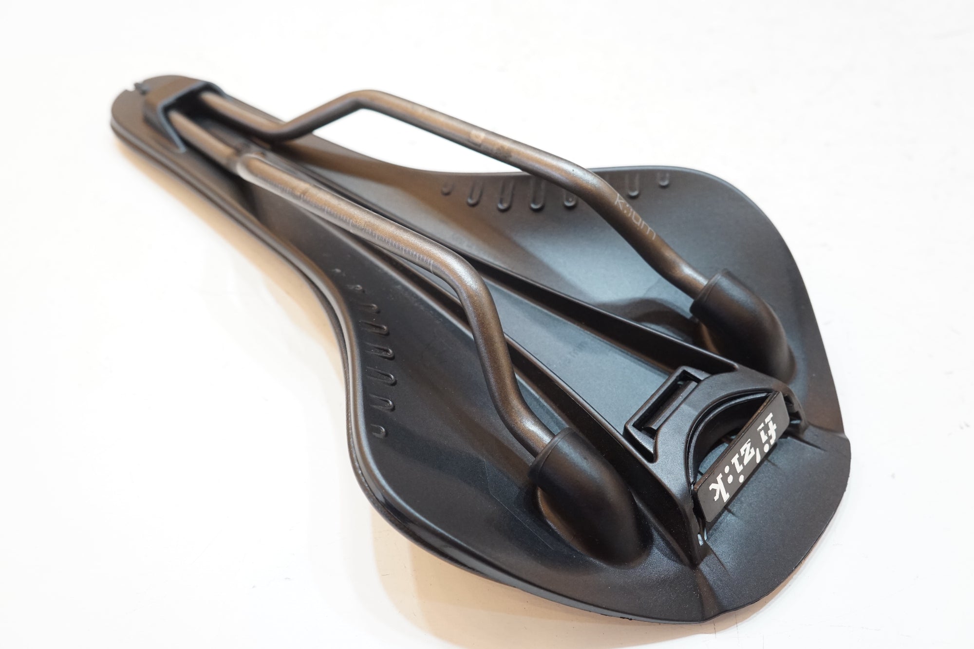 FIZIK 「フィジーク」 ANTARES R3 VERSUS EVO サドル/ バイチャリ浦和ベース