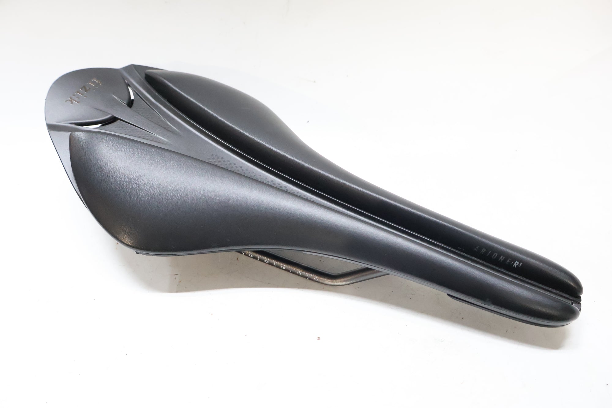 FIZIK 「フィジーク」 ARIONE R3 VERSUS EVO KIUMレール サドル / 高知店