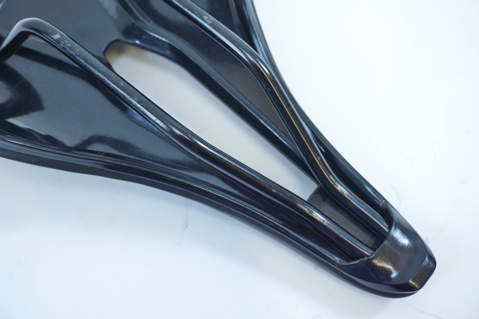 TNI 「ティーエヌアイ」 COMFORT FLY サドル / 有明ガーデン店