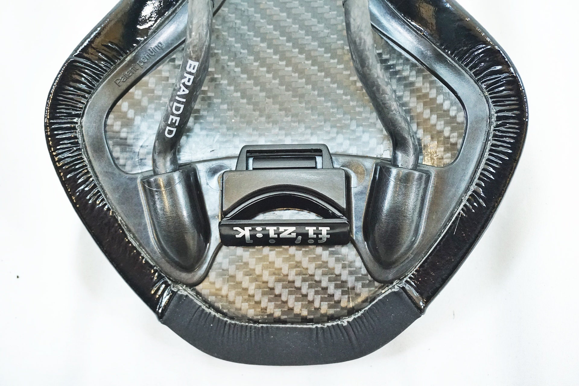 FIZIK 「フィジーク」 ANTARES R1 カーボンレール サドル / 有明ガーデン店