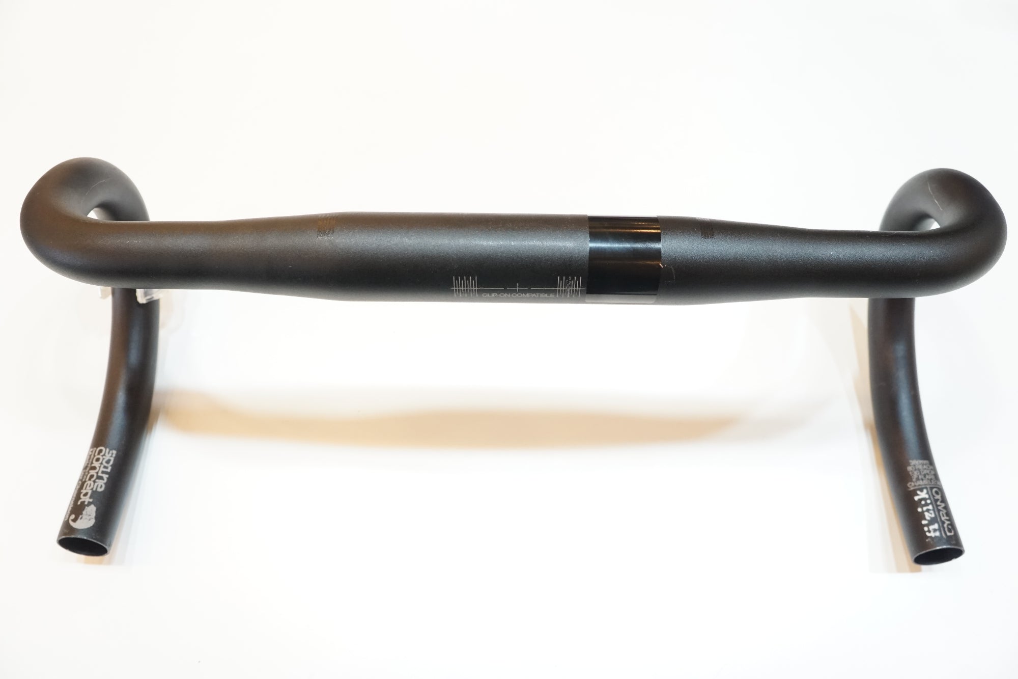 FIZIK 「フィジーク」 CYRANO R3 φ31.8 390mm ハンドル / バイチャリ浦和ベース