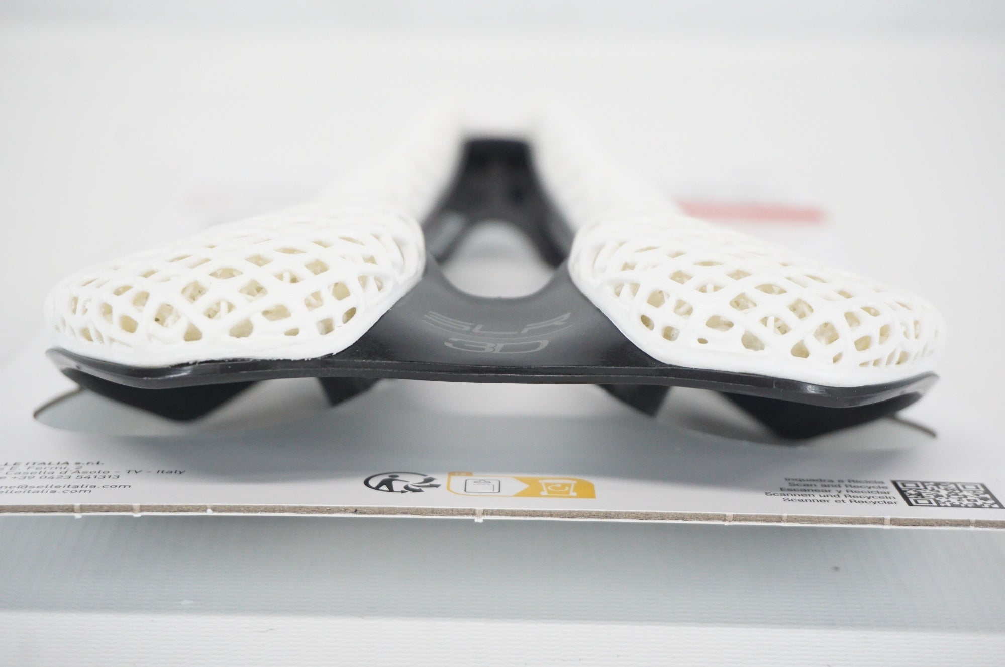 SELLE ITALIA 「セライタリア」 SLR BOOST 3D KIT CARBONIO SUPERFLOW