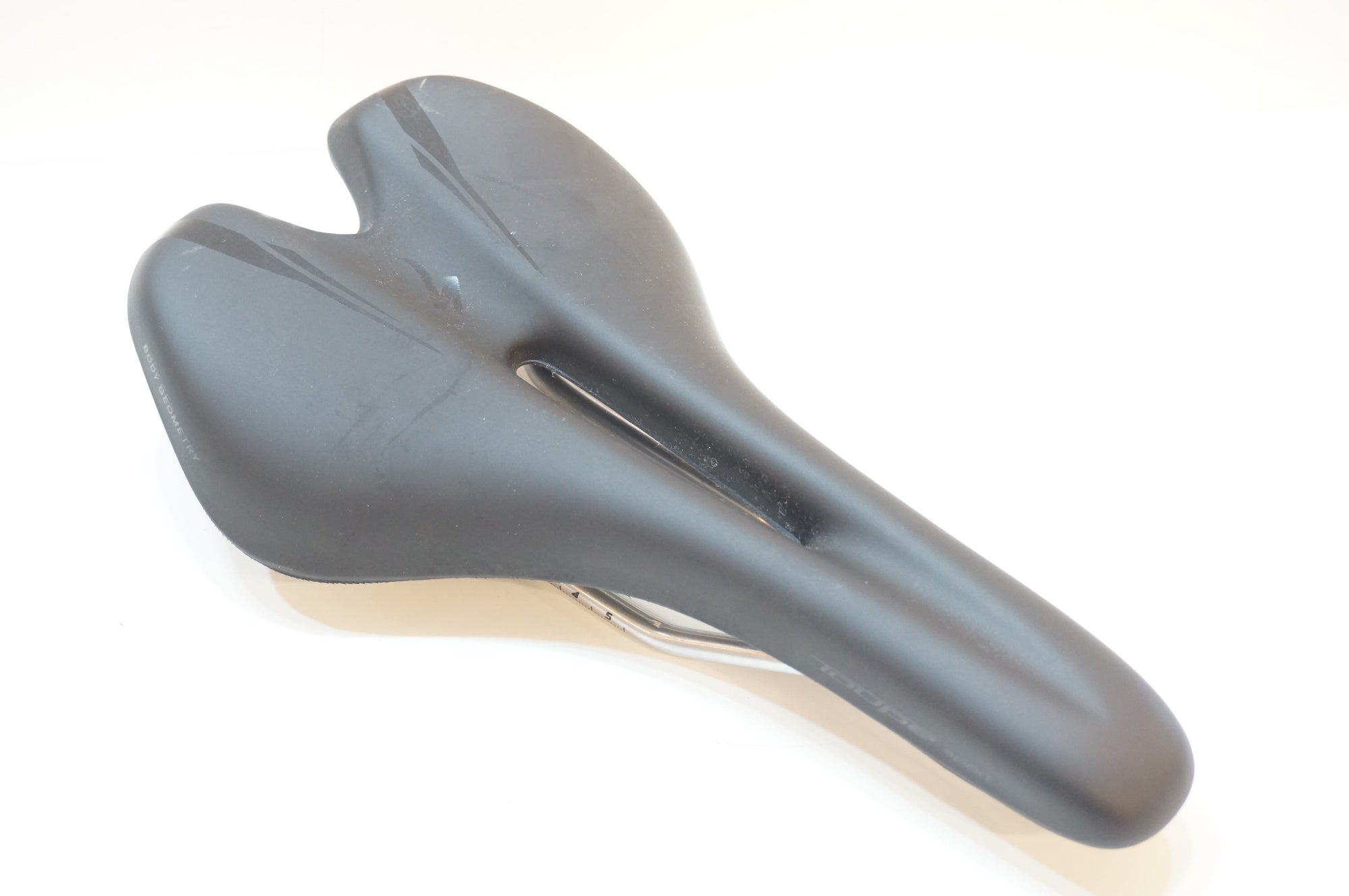 SPECIALIZED 「スペシャライズド」 TOUPE SPORT 143mm サドル / 浦和ベース