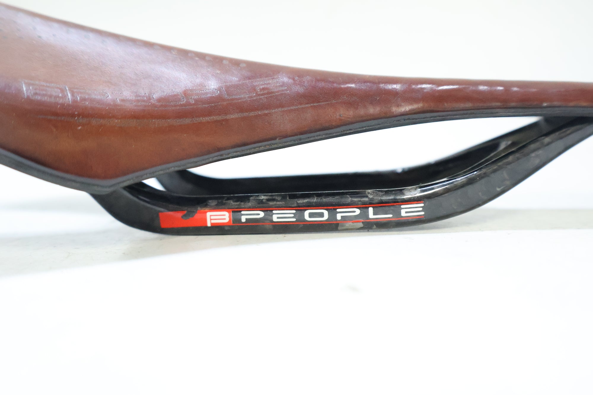 B-PEOPLE 「ビーピーポー」 UNICA カーボンサドル / 高知店