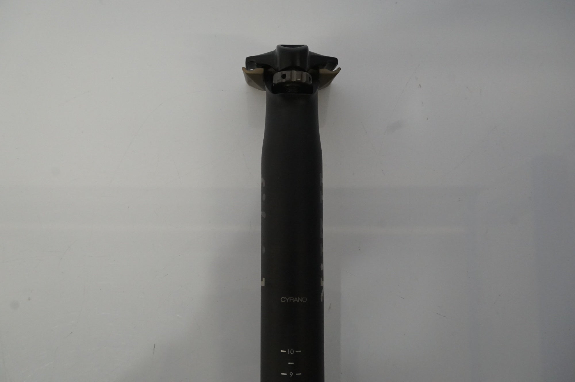 FIZIK 「フィジーク」 CYRANO φ31.6 330mm シートポスト / 浜松店