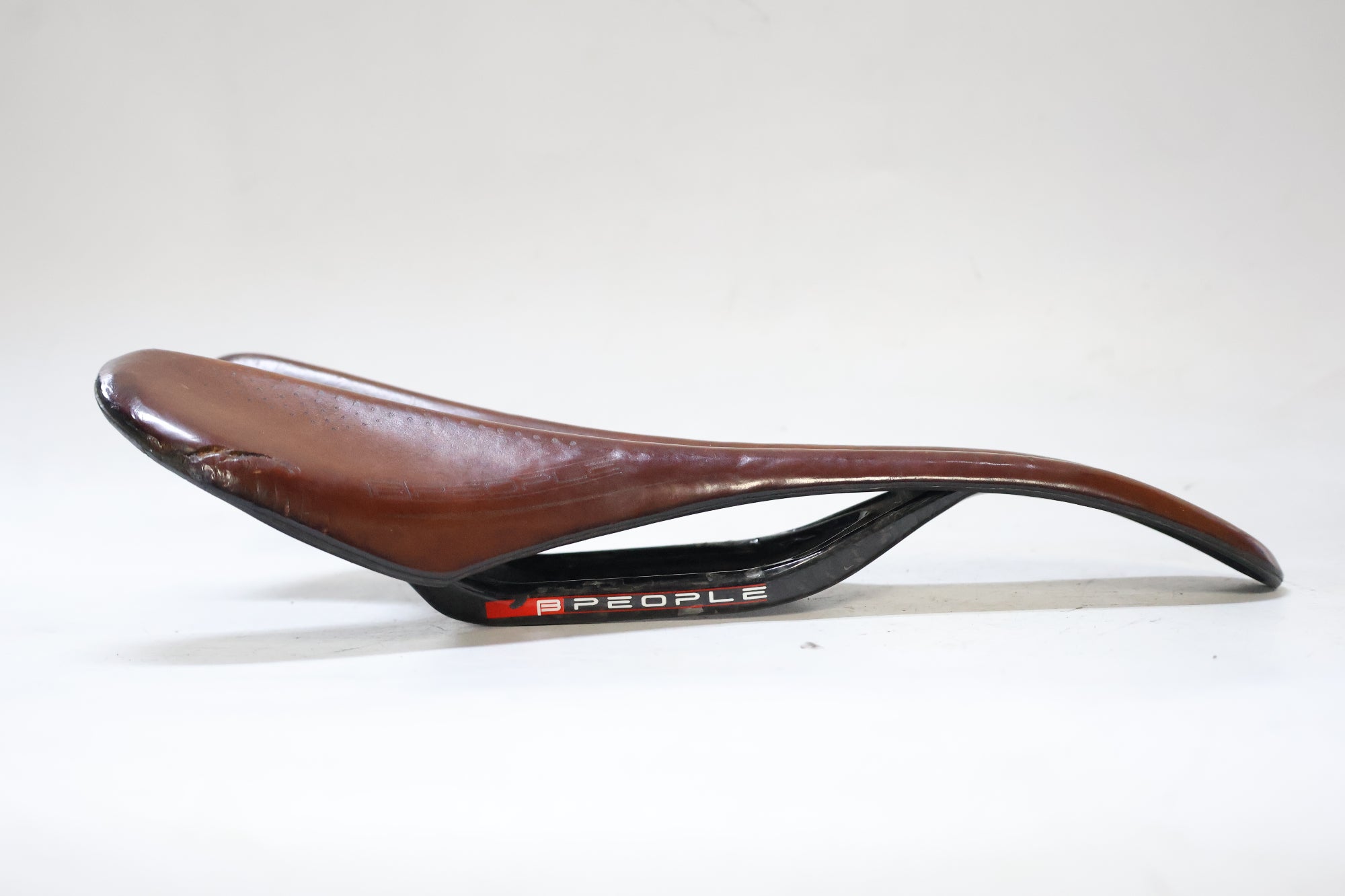 B-PEOPLE 「ビーピーポー」 UNICA カーボンサドル / 高知店