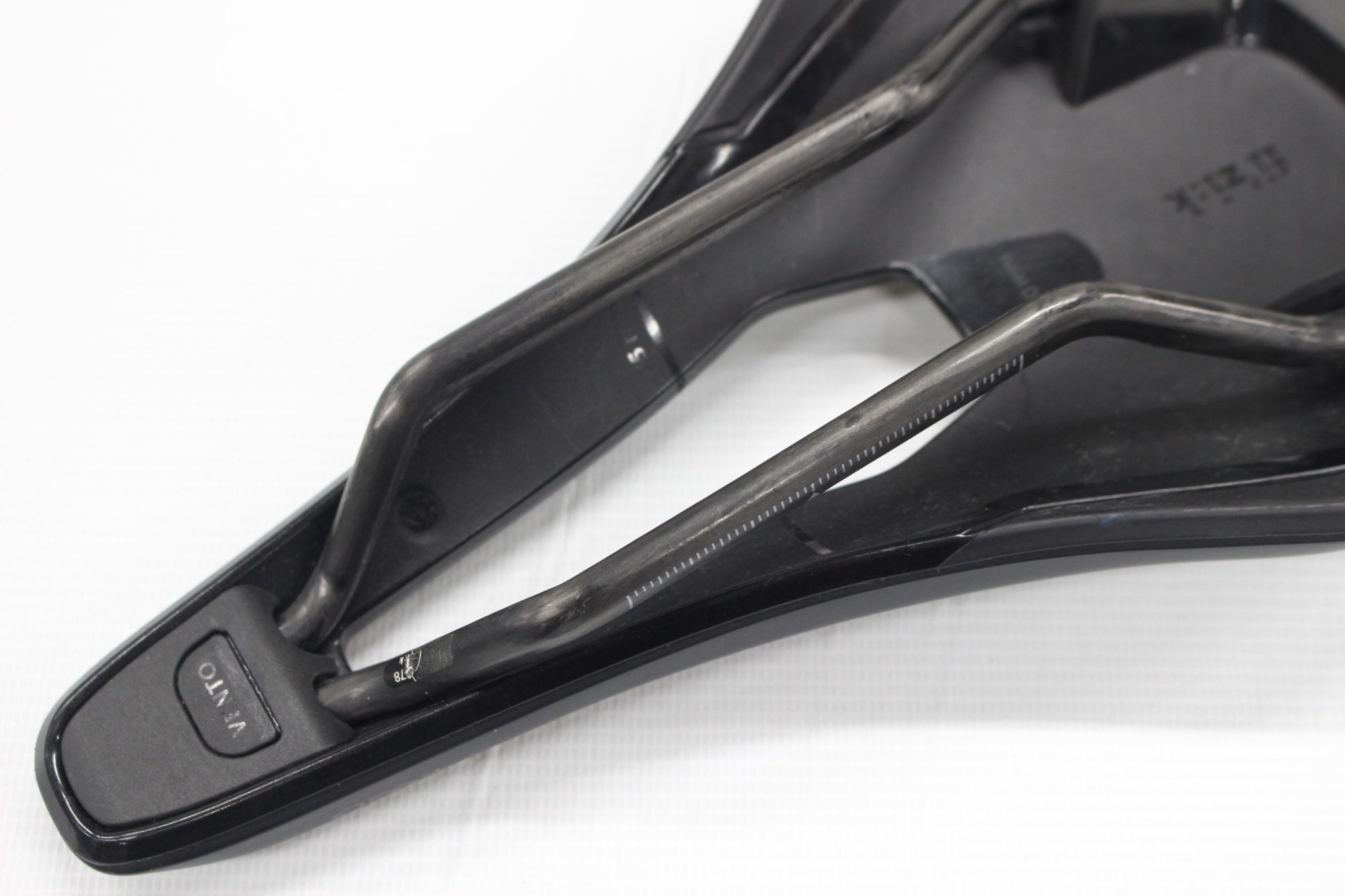 FIZIK 「フィジーク」 VENTO ARGO R1 サドル / 阪急塚口店