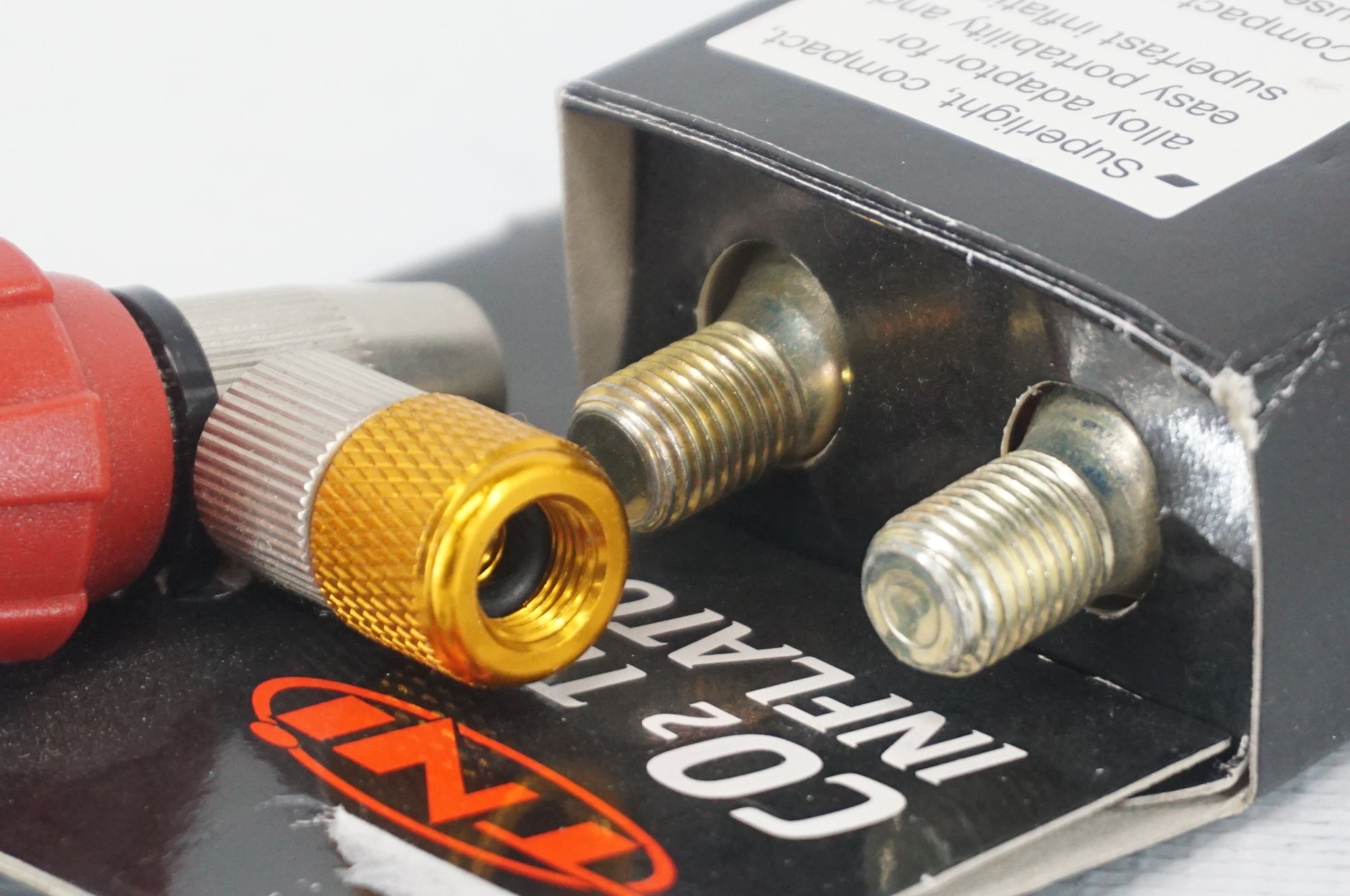 TNI 「ティーエヌアイ」 CO2 タイヤインフレーター / 阪急塚口店