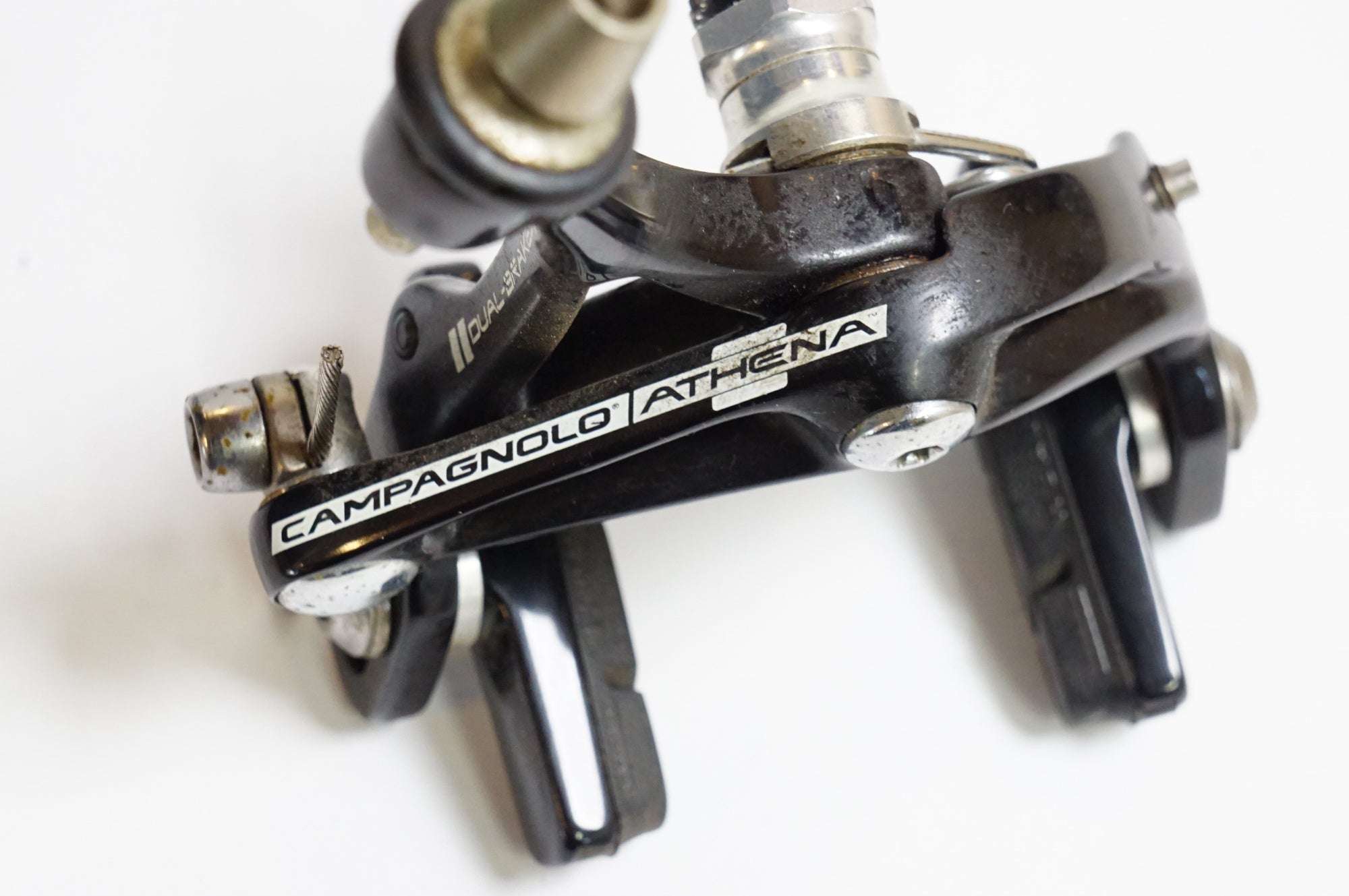 Campagnolo Athenaブレーキキャリパー。表と裏 Campagnolo Athenaブレーキキャリパー。表と裏 Campagnolo