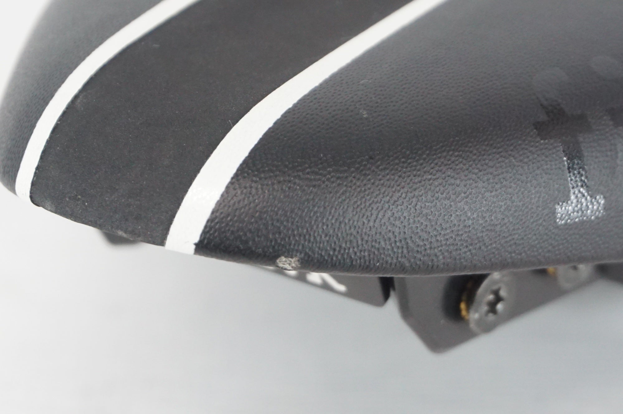 FIZIK 「フィジーク」 TRITONE サドル / 阪急塚口店