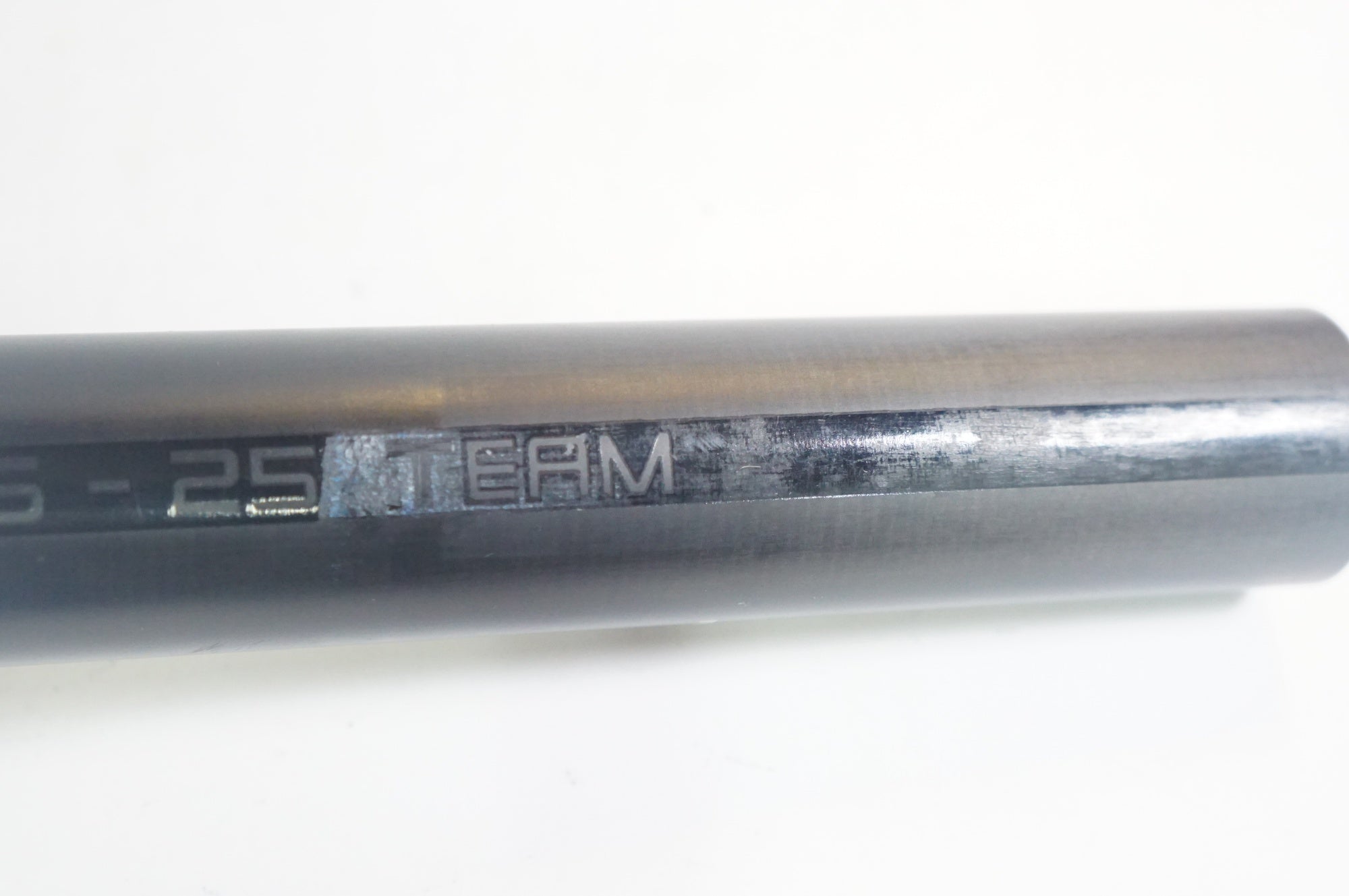 3T 「スリーティ」 STYLUS 25 TEAM φ31.6 250mm シートポスト / 熊谷