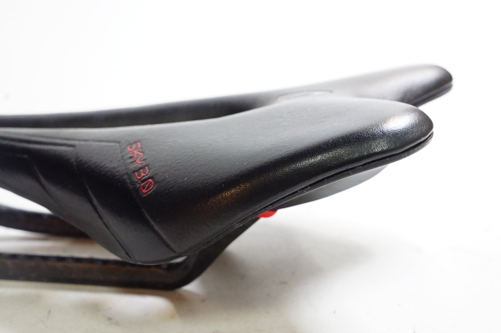ASTUTE 「アスチュート」 SKY3.0 CARBON サドル / 熊谷本店