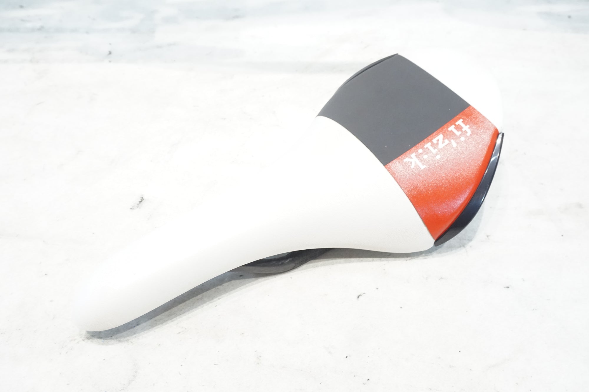 fi'zi:k R3 カーボンサドル ブラック fi'zi:k R3 カーボンサドル ブラック（サドル,フィジーク