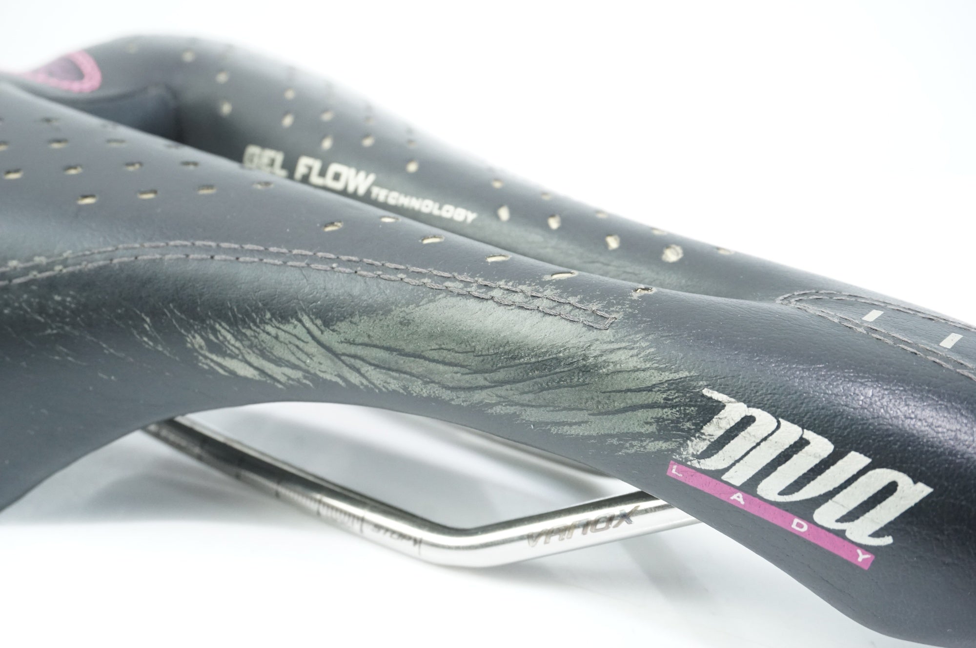 SELLE ITALIA 「セライタリア」 DIVA GEL FLOW サドル / 中目黒