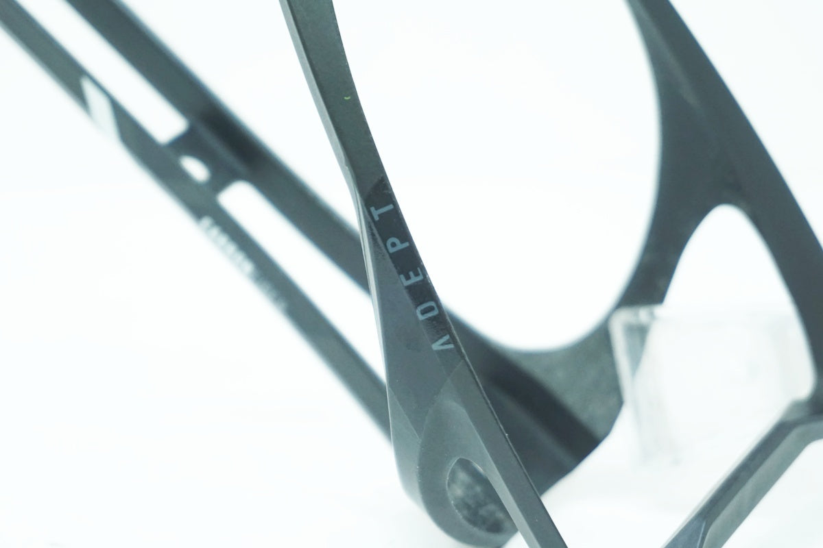 ADEPT 「アデプト」 CARBON FIBER ボトルケージ / 大阪美原北インター店