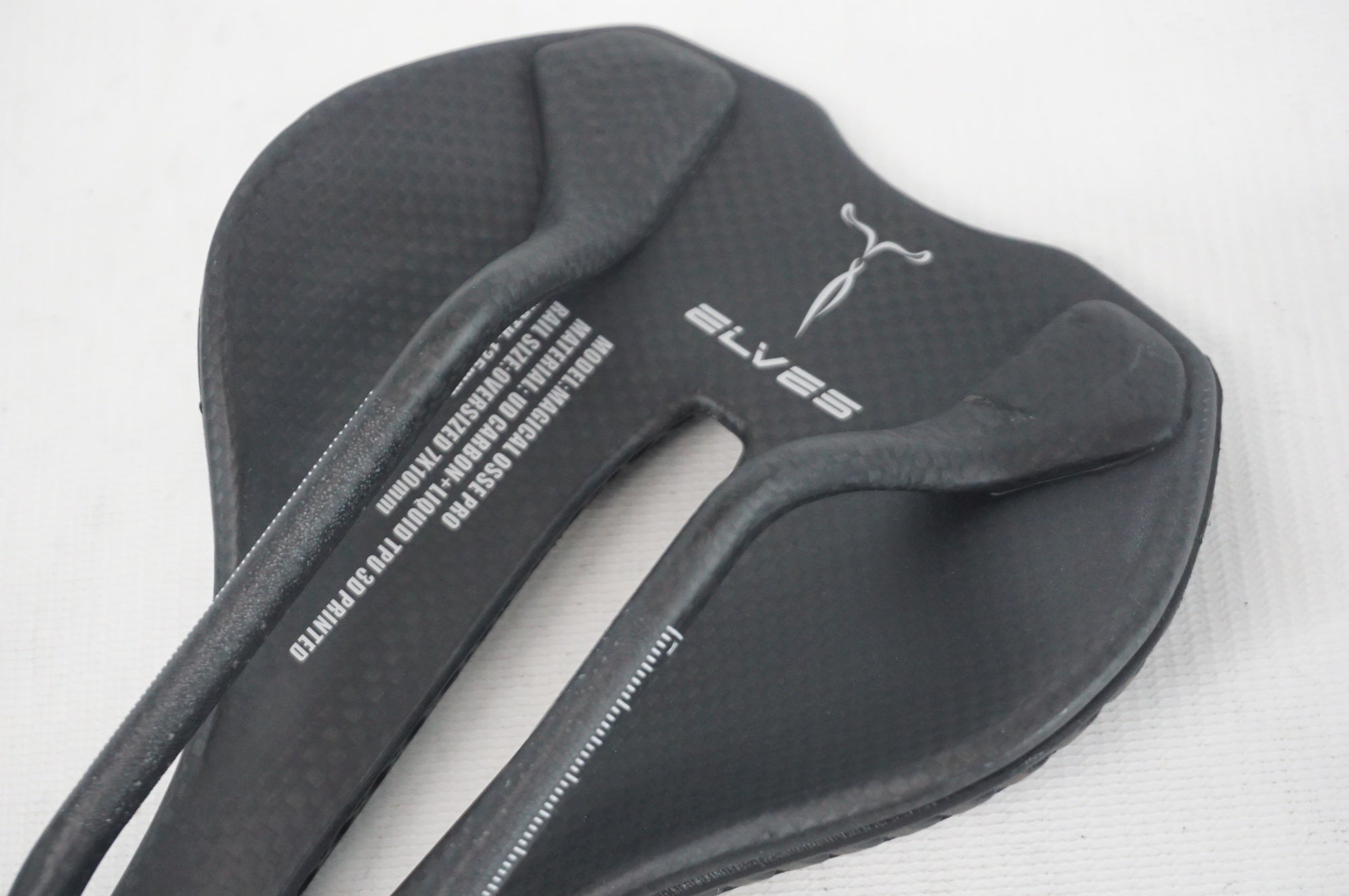 ELVES 「エルヴス」 MAGIC OSSE PRO 3D サドル / 阪急塚口店