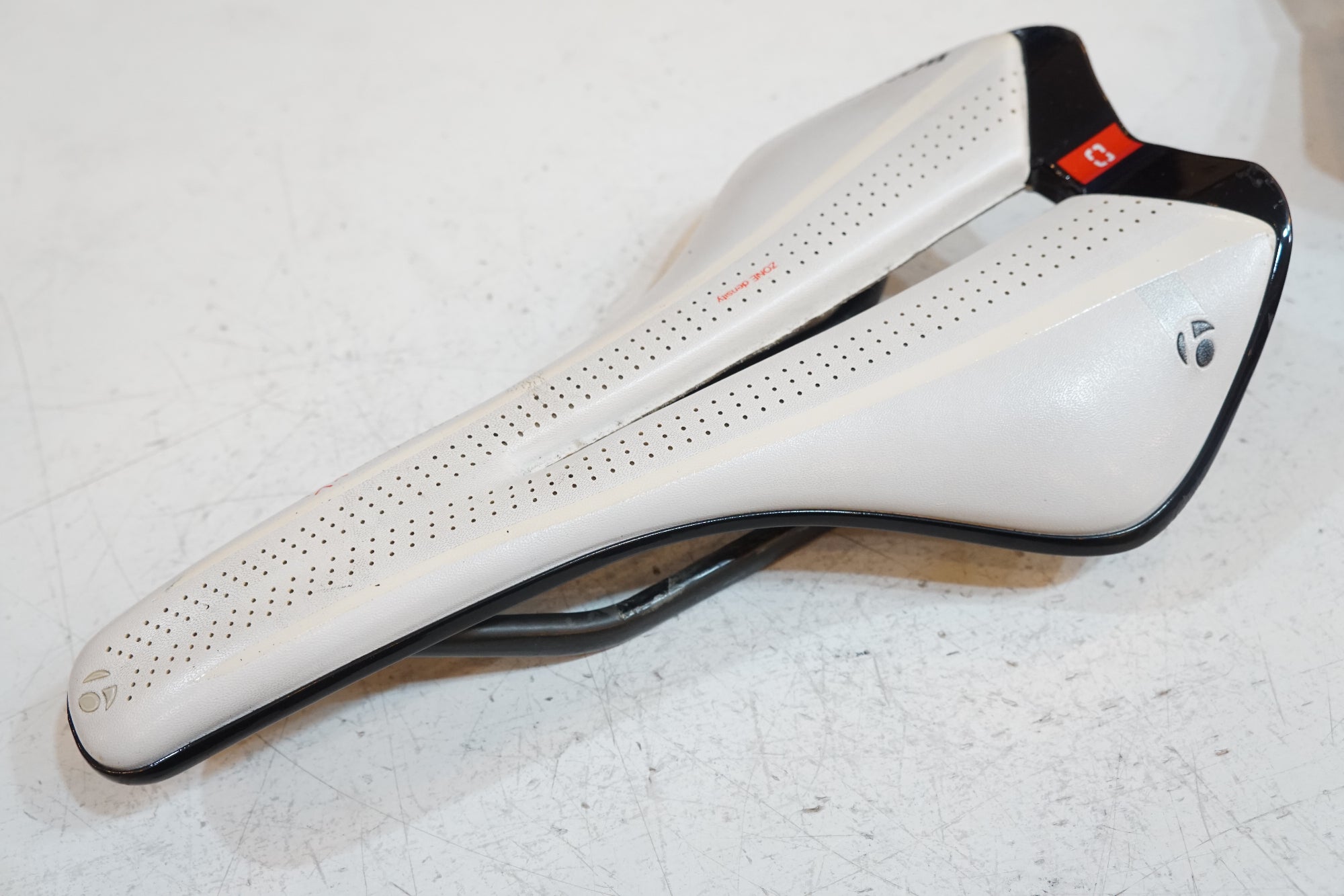 BONTRAGER 「ボントレガー」 PARADIGM XXX CARBON サドル / バイチャリ