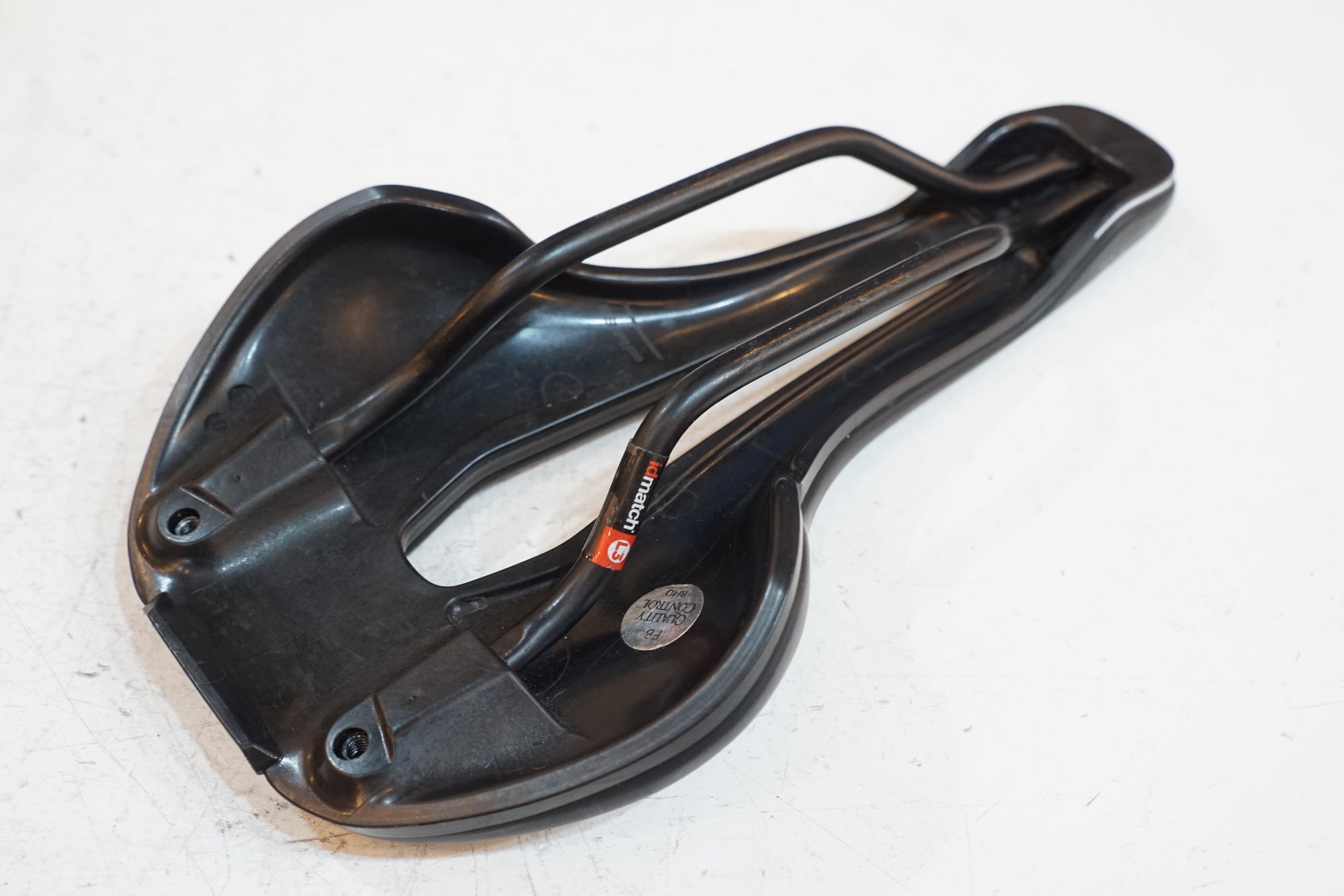 SELLE ITALIA 「セラ イタリア」 BOOST FLITE 145mm サドル / バイチャリ浦和ベース