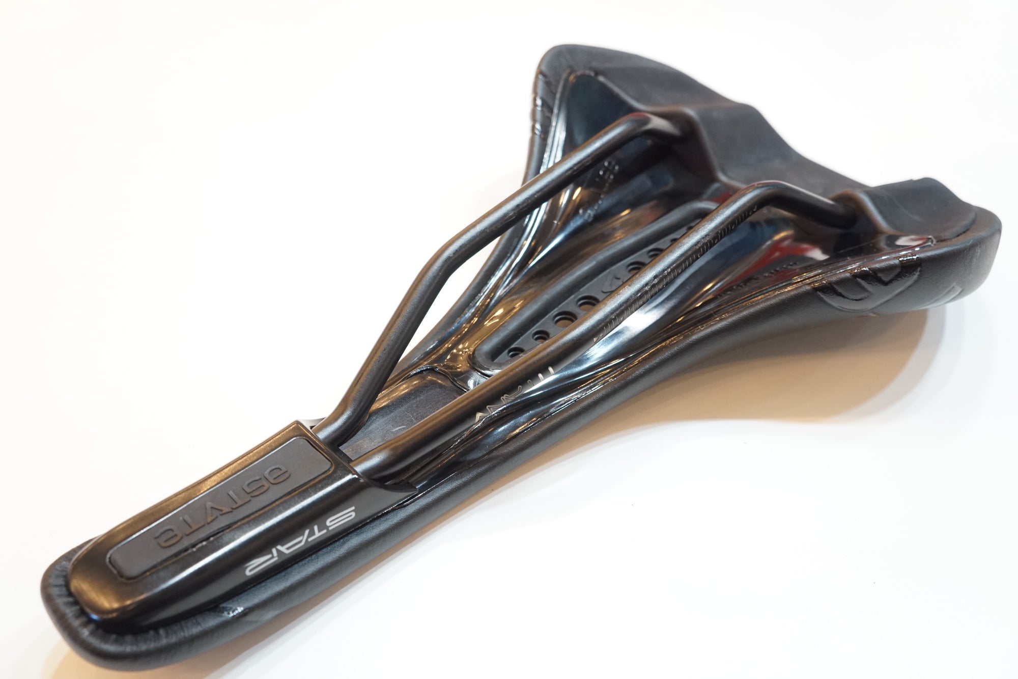 ASTVTE 「アスチュート」 STAR LINE VT サドル / バイチャリ浦和ベース