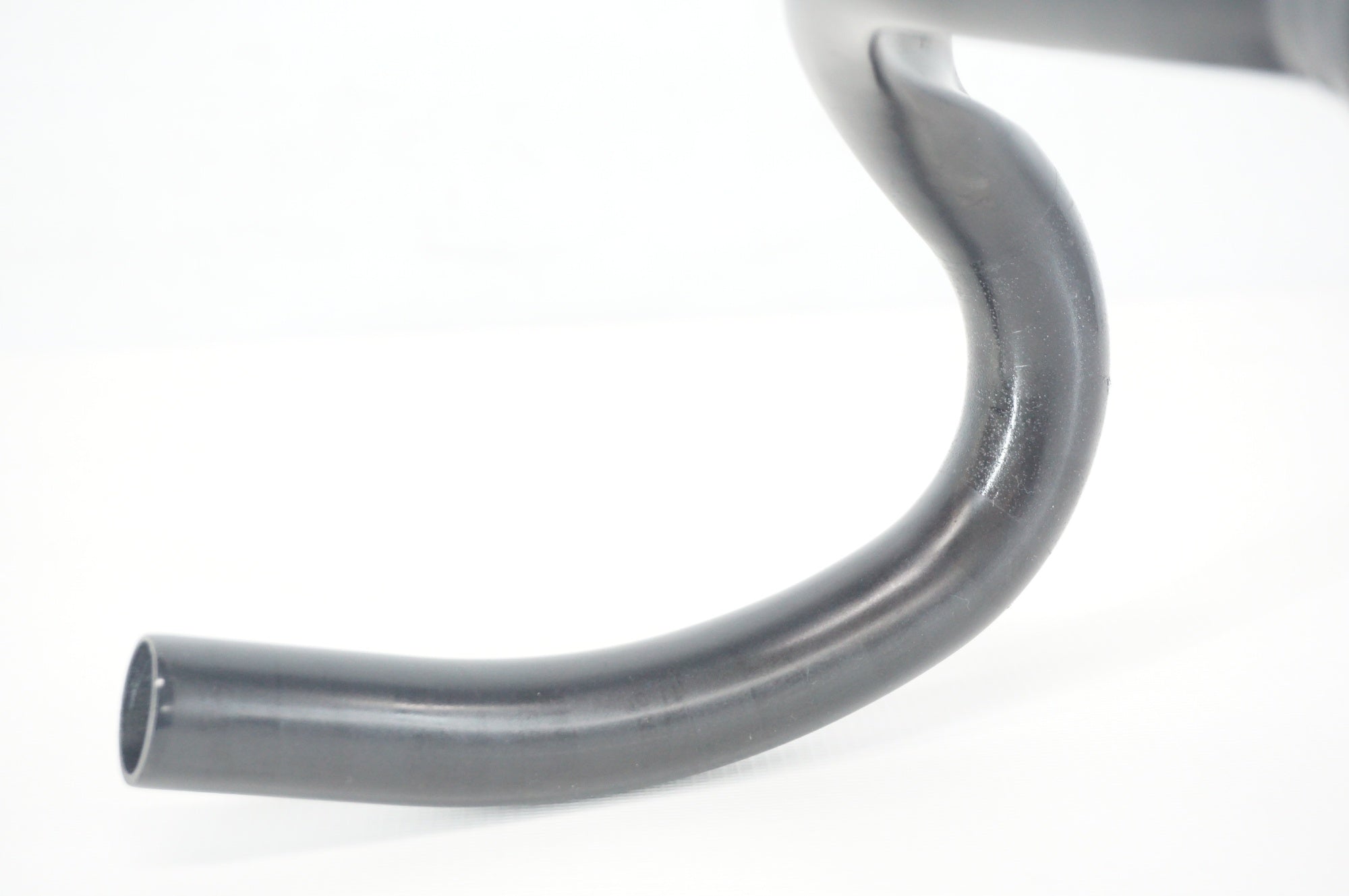 ONEBYESU 「ワンバイエス」 J-CARBON ARC Φ31.8 420mm ハンドル / 阪急塚口店