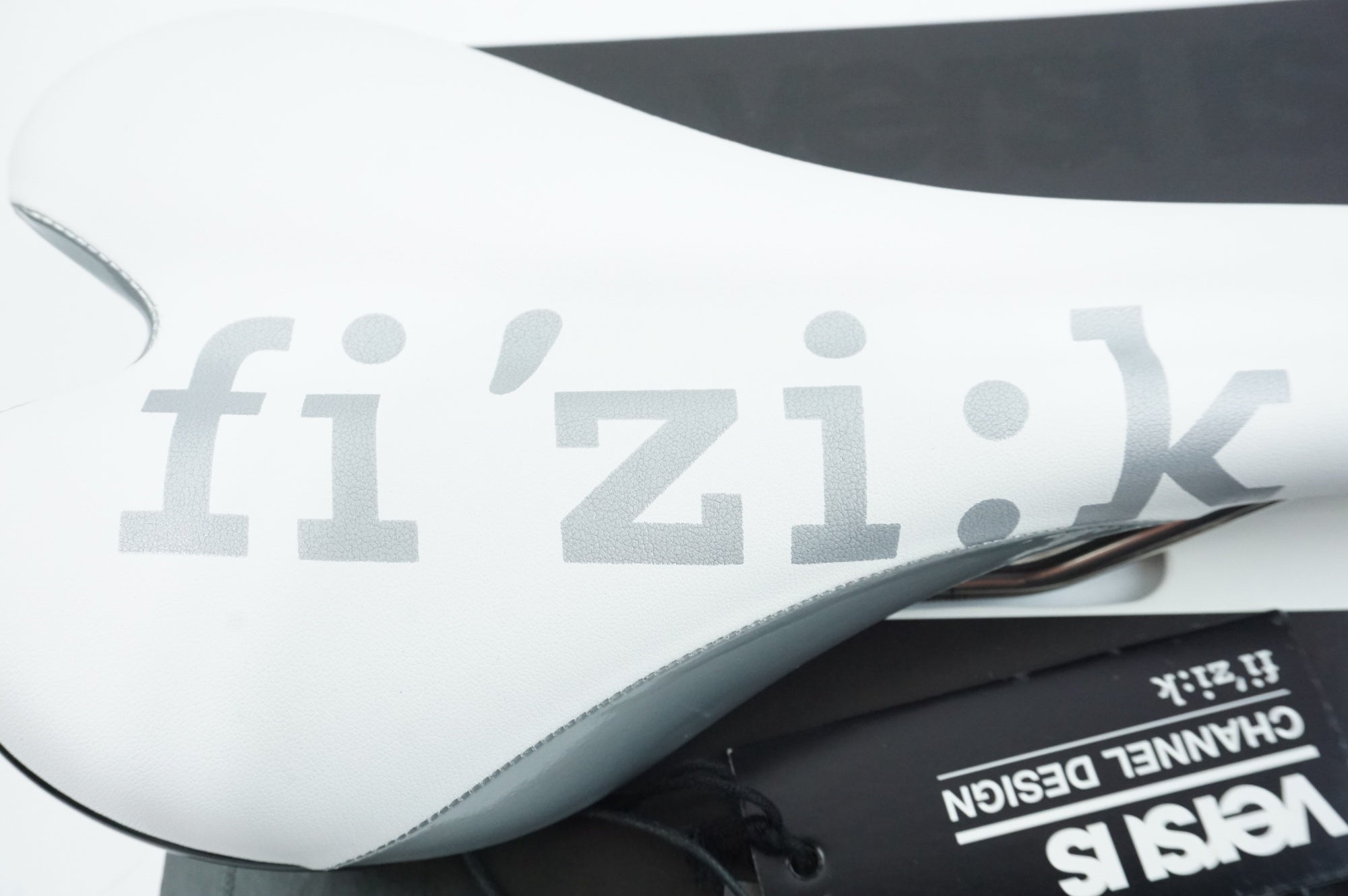 FIZIK 「フィジーク」 ALIANTE VERSUS K:IUM 259g サドル / 中目黒店