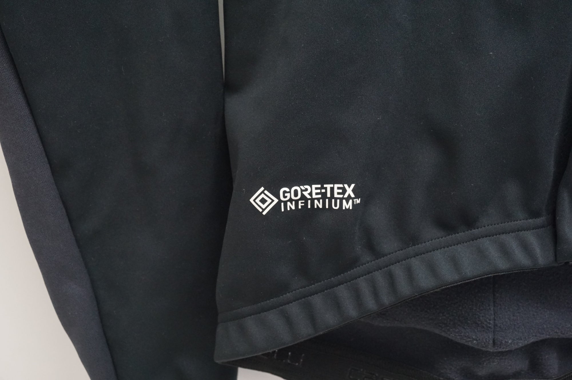 最終価格　カステリ　CASTELLIゴアテックス　GORE-TEX Mサイズ CASTELLI 「カステリ」 GORE-TEX INFINIUM Mサイズ メンズ ジャージ