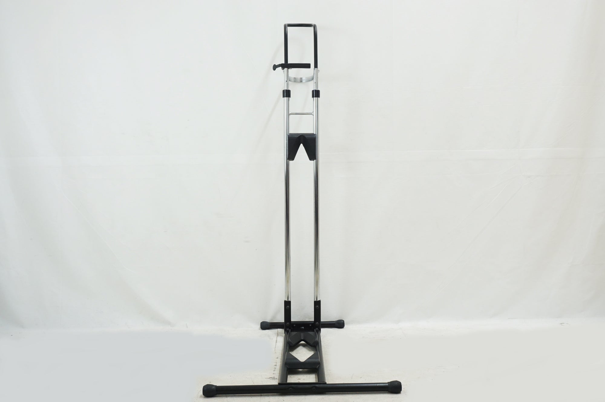 IWA 「アイダブルエー」 A01V SPECIAL ディスプレイスタンド / 福岡店