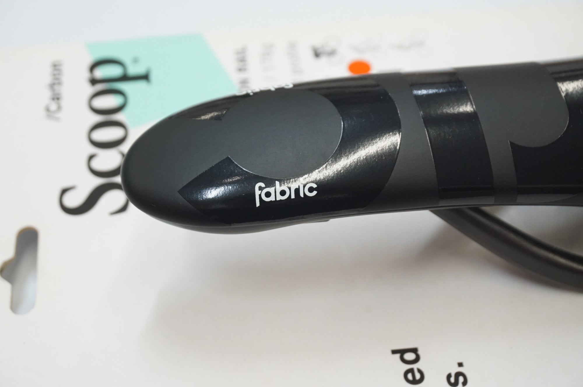 fabric Scoop Pro Team Flat カーボンレールサドル Fabric Scoop Pro Team Saddle - Men's - Components