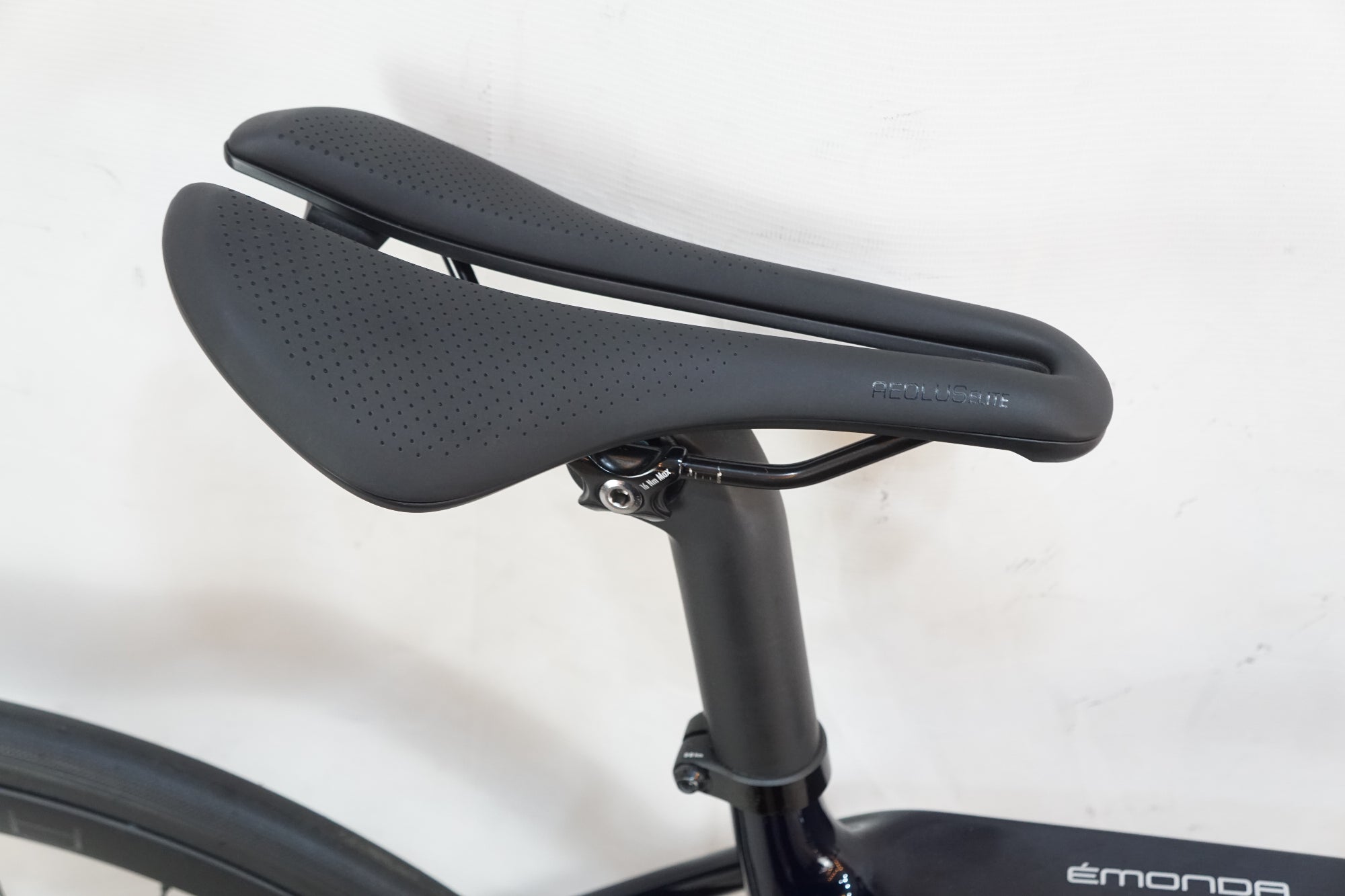 TREK 「トレック」 EMONDA SLR6 2023年モデル ロードバイク / バイチャリ浦和ベース