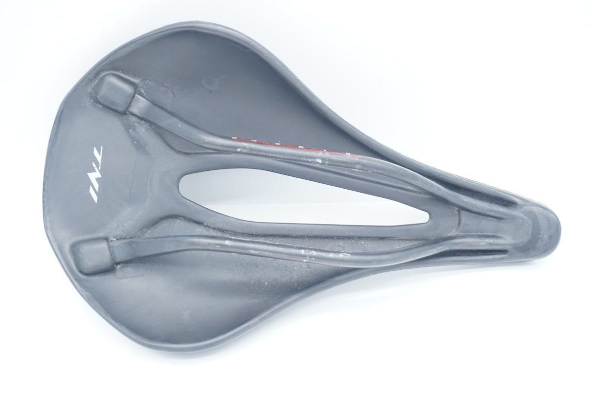 TNI 「ティーエヌアイ」 LITE FLY 3D サドル / 滋賀大津店