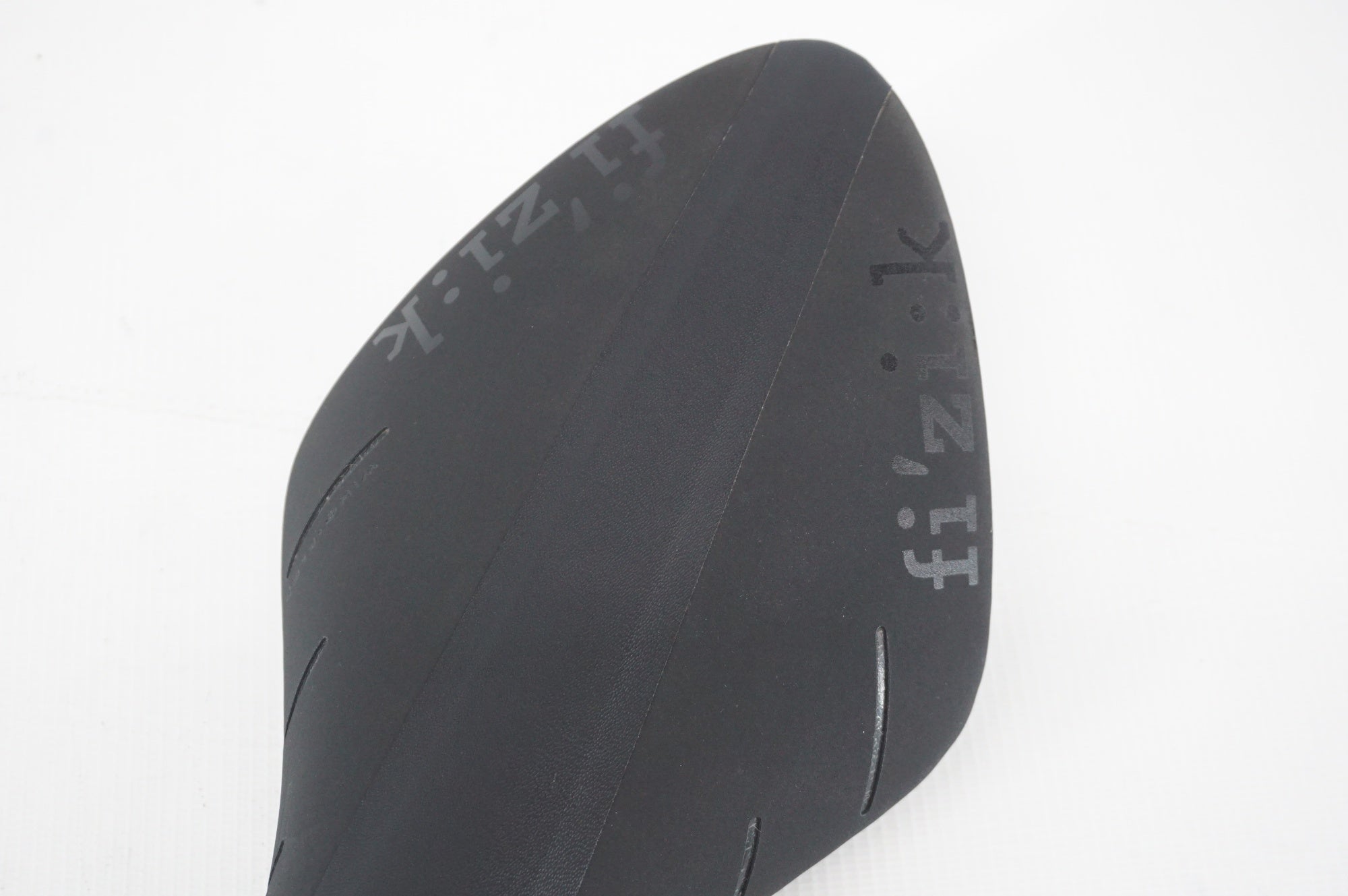 FIZIK 「フィジーク」 ARIONE R1 カーボン サドル / 阪急塚口店