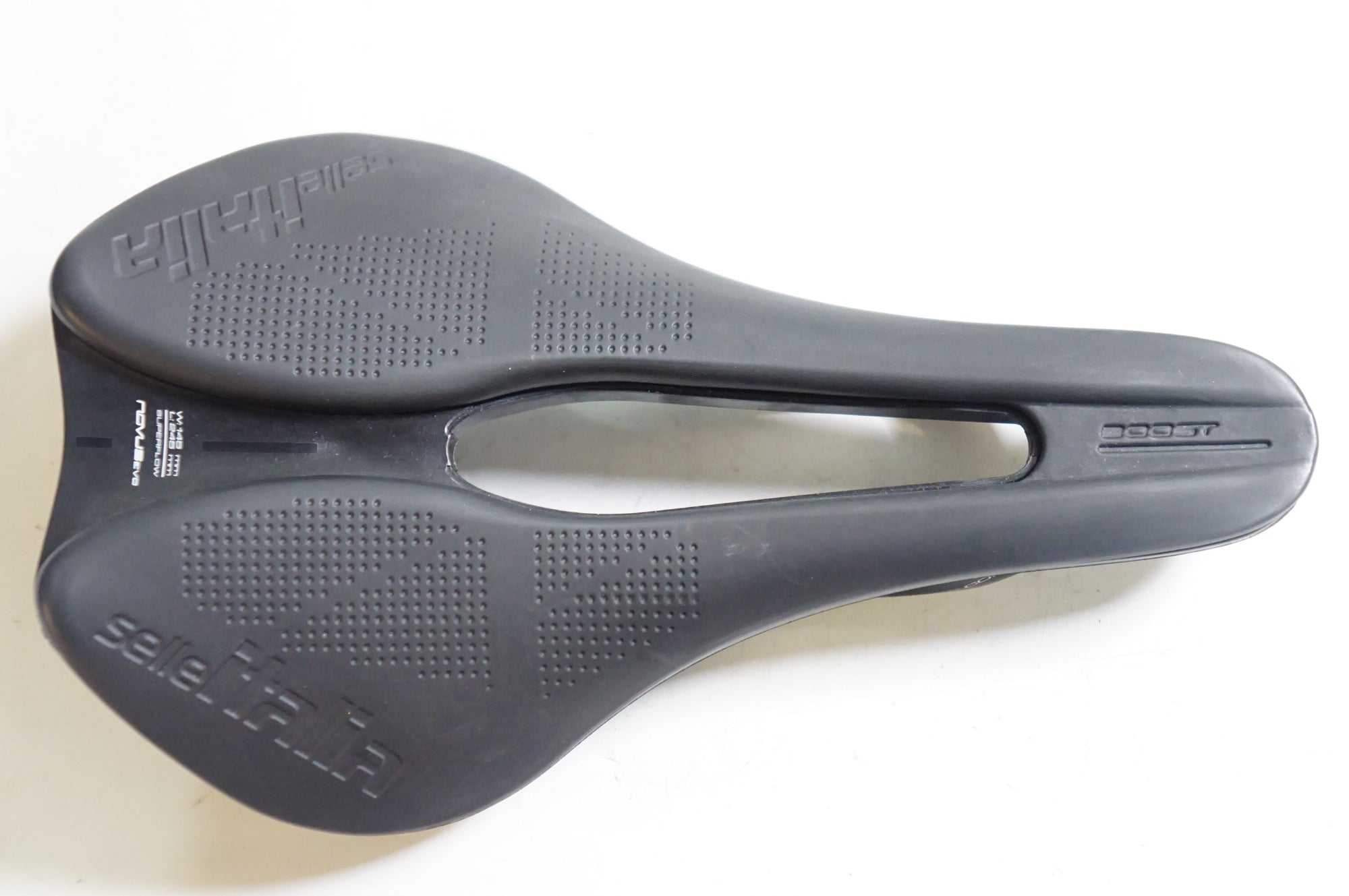サドルNOVUS BOOST EVO FeC ALLOY SUPERFLOW L SELLE ITALIA 「セライタリア」 NOVUS BOOST EVO FEC ALLOY SUPERFLOW