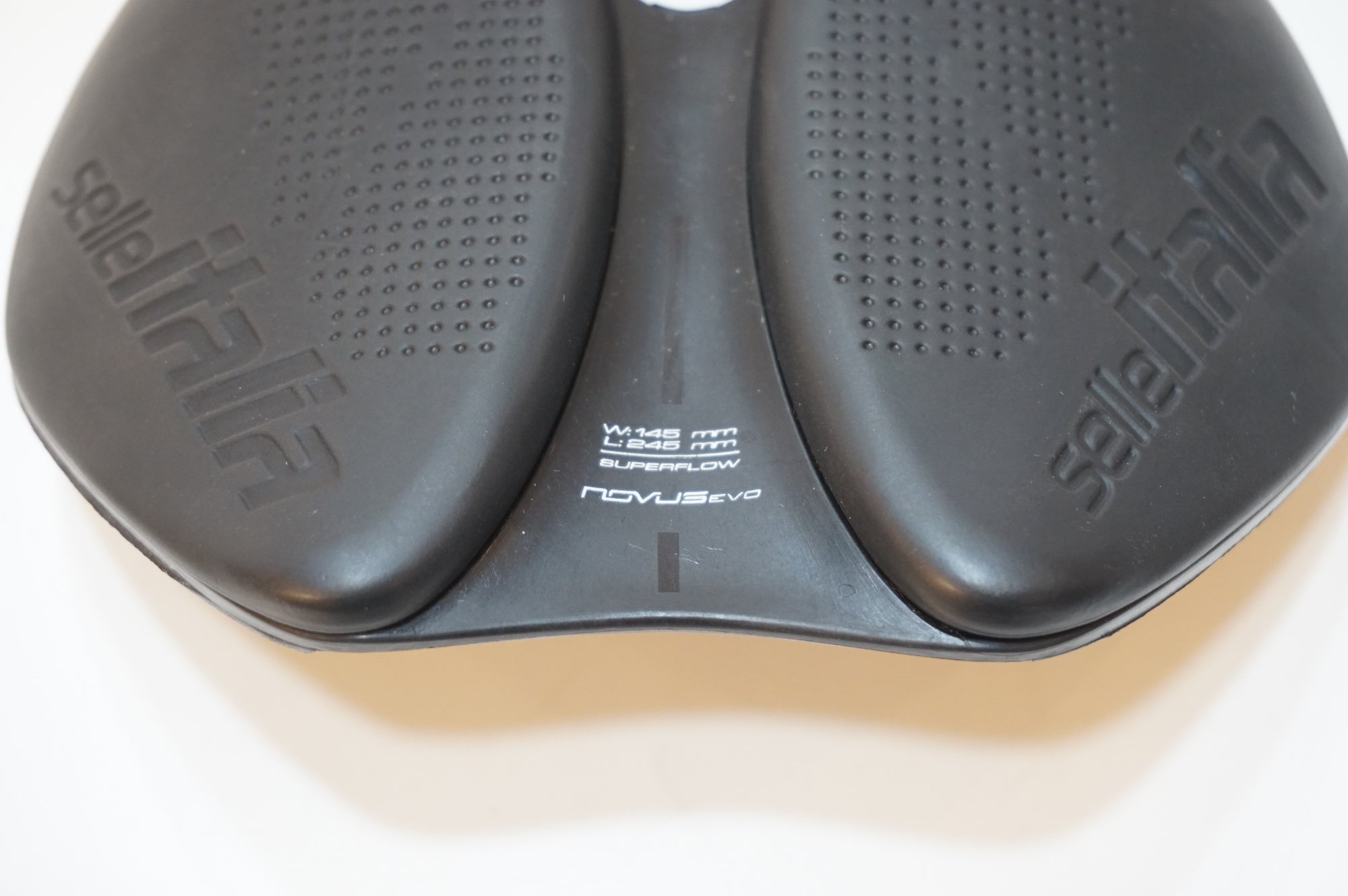 SELLE ITALIA 「セライタリア」 NOVUS BOOST EVO サドル/ 浦和ベース