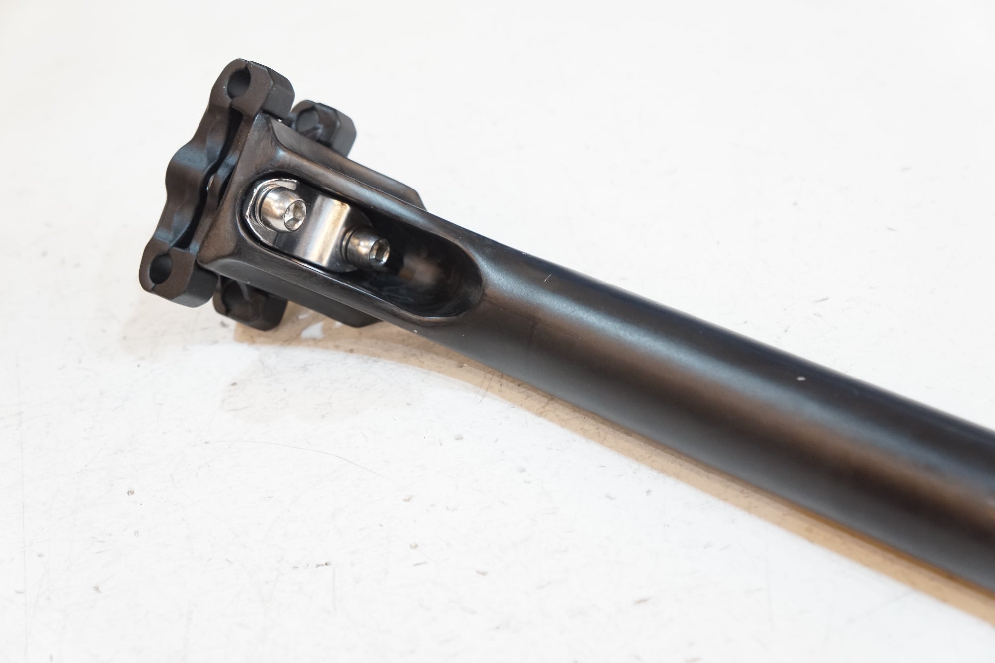 TNI 「ティーエヌアイ」 φ27.2 300mm シートポスト / バイチャリ浦和ベース