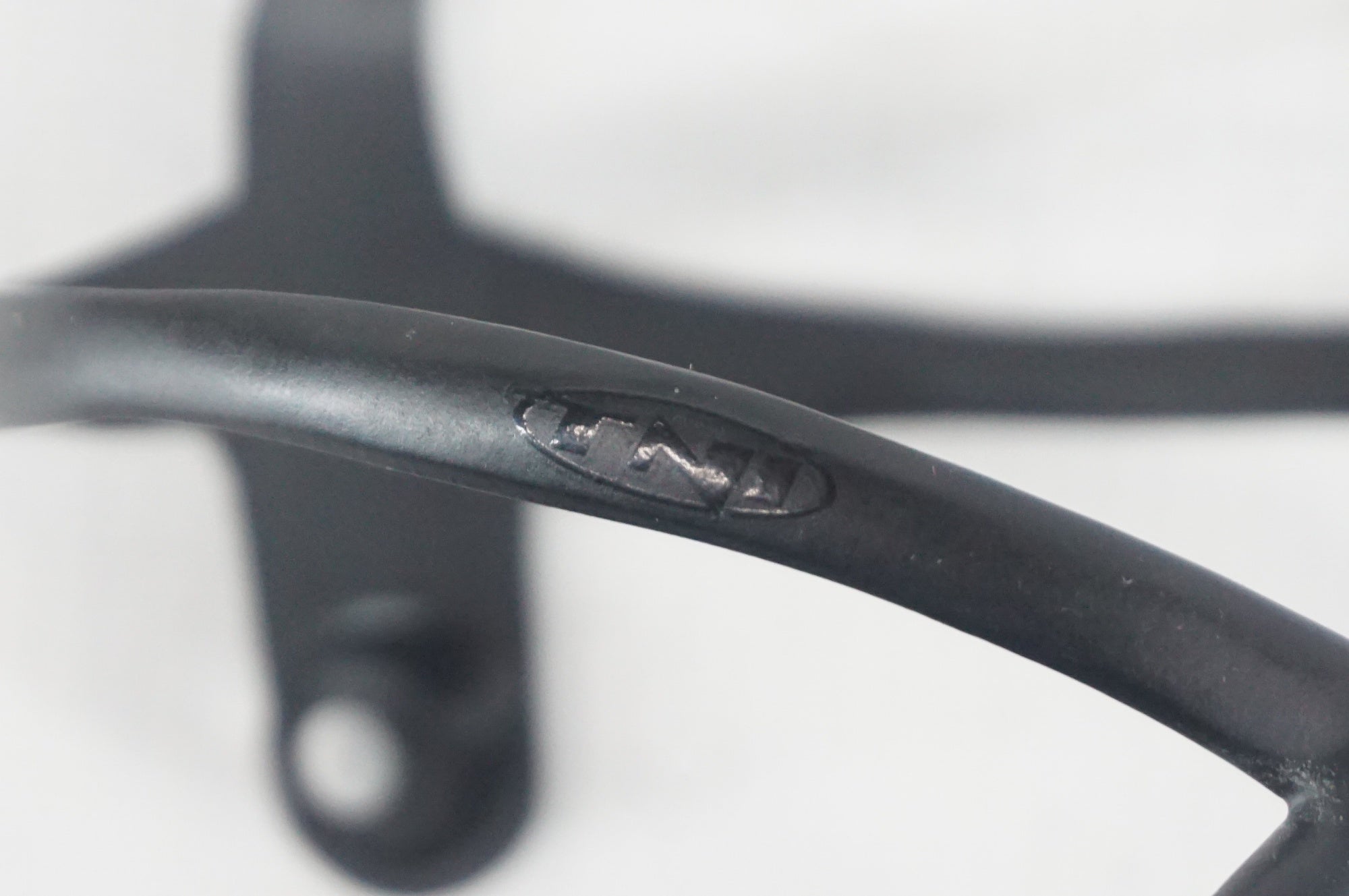 TNI 「ティーエヌアイ」 カーボンボトルケージ / 阪急塚口店