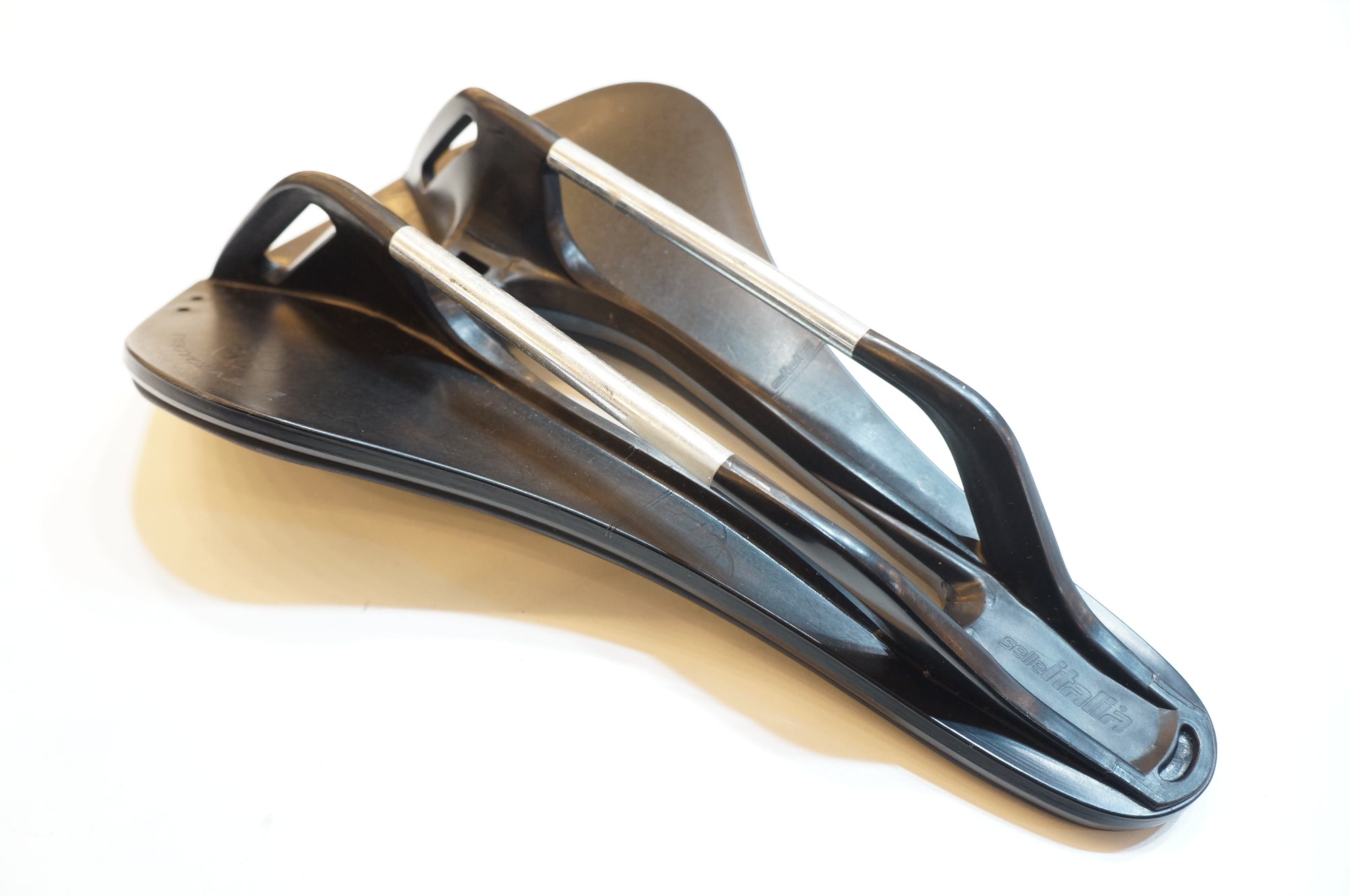 selle ITALIA セライタリア　プラスチック　サドル Amazon | SELLE ITALIA(セライタリア) SLR Titanium BLK/RED ブラック