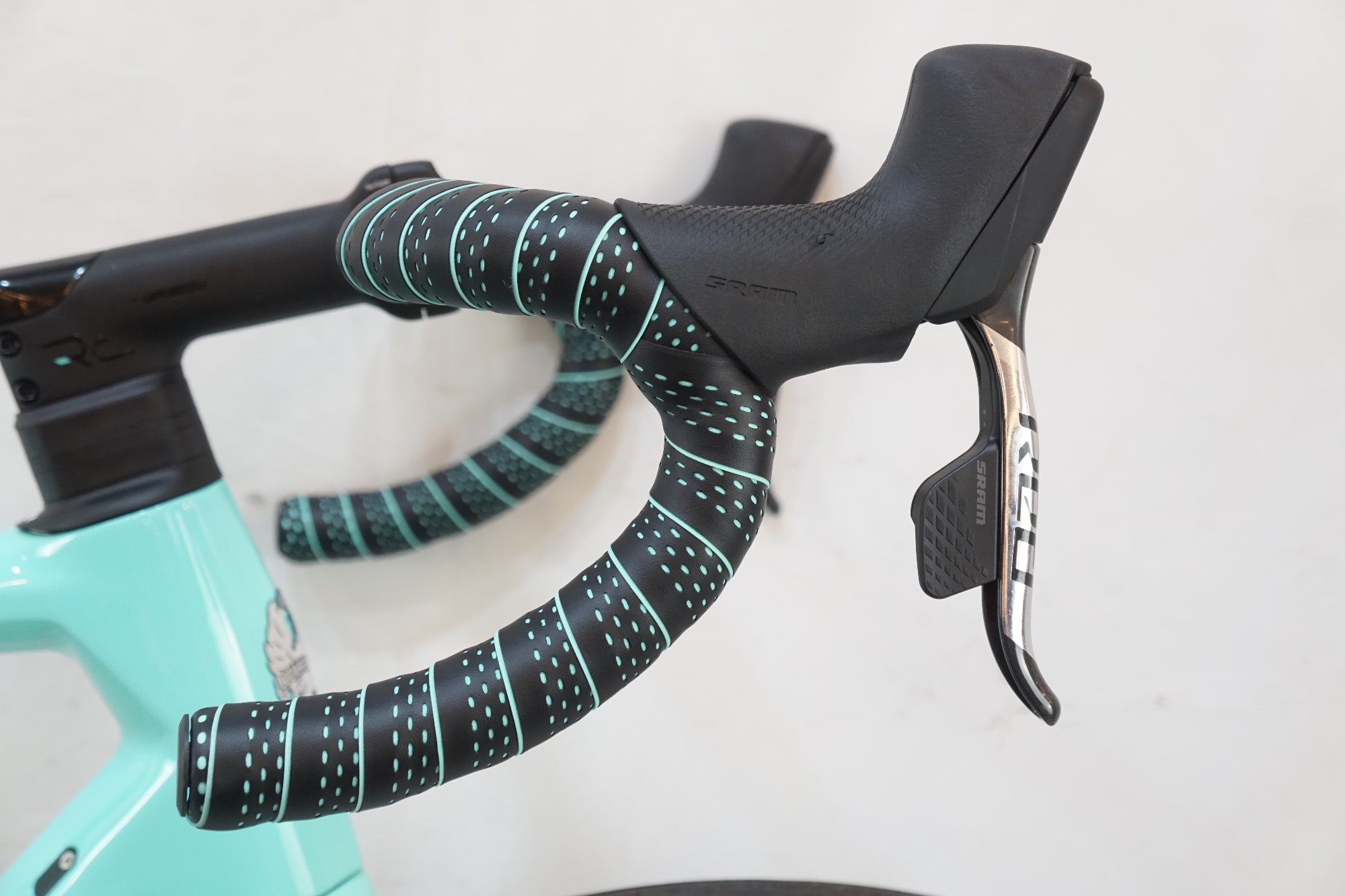 BIANCHI 「ビアンキ」 SPECIALISSIMA DISC 2022年モデル ロードバイク / バイチャリ浦和ベース