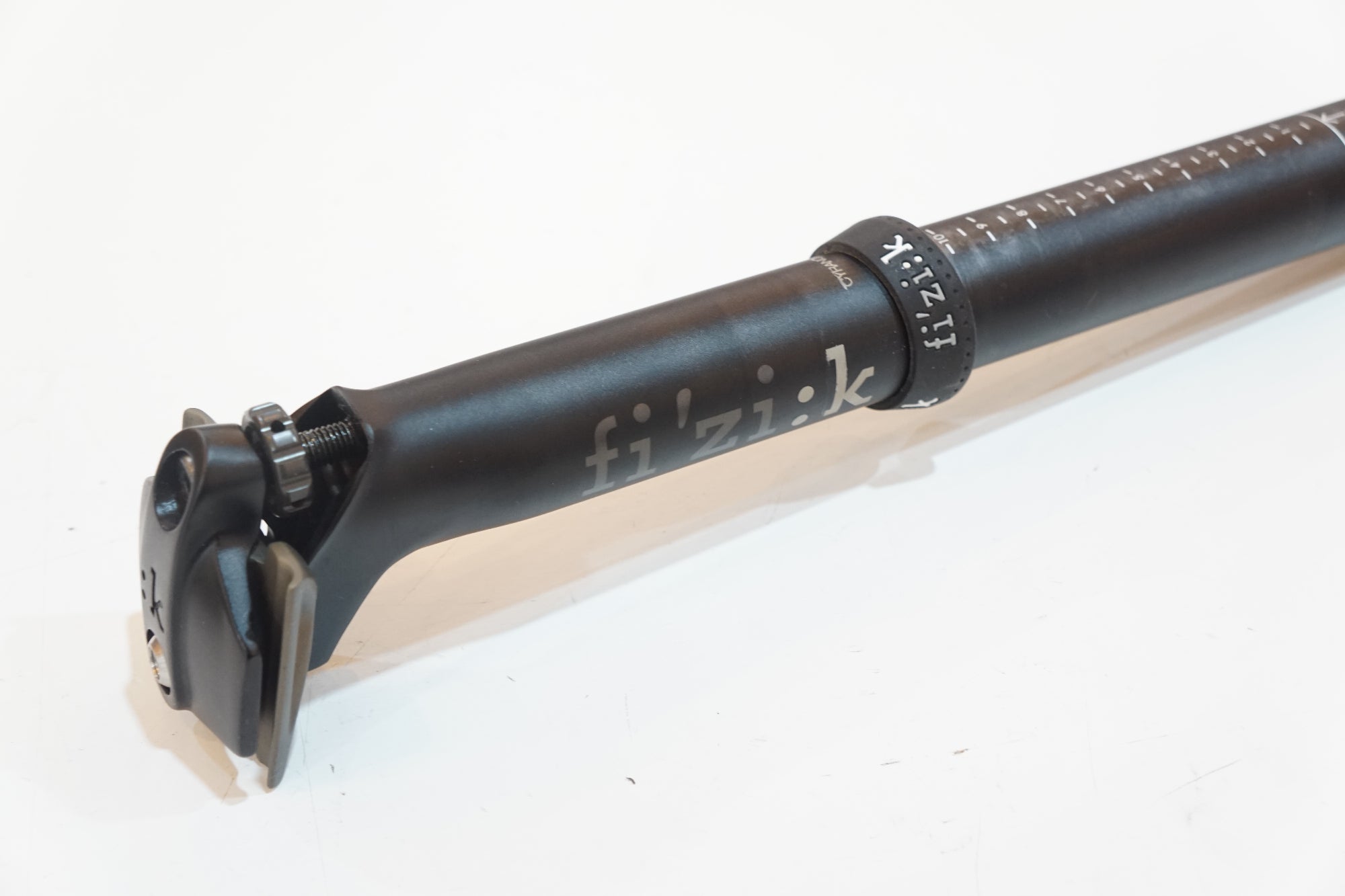 FIZIK 「フィジーク」 CYRANO φ31.6 330mm シートポスト / バイチャリ浦和ベース