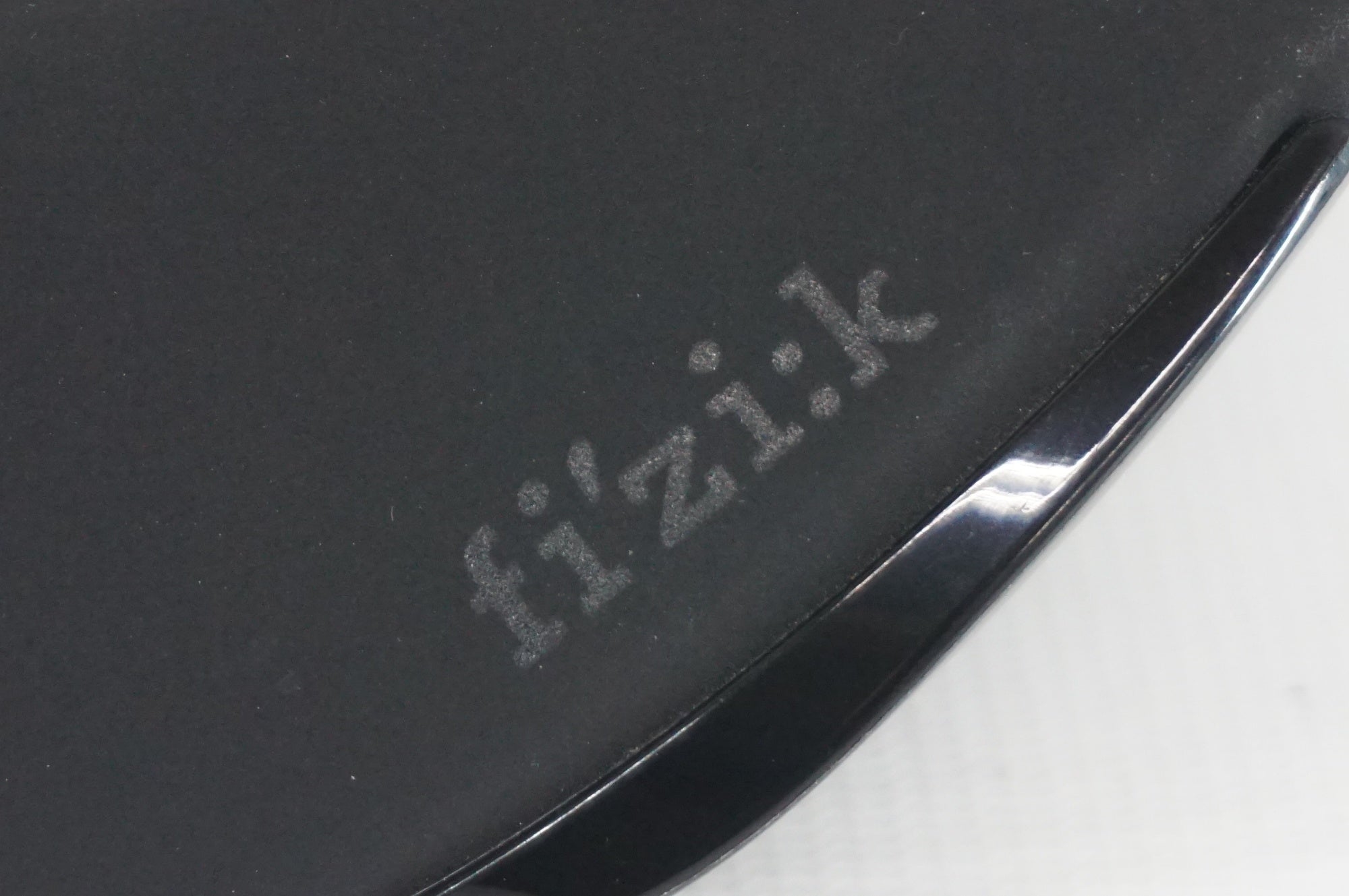 FIZIK 「フィジーク」 ALIANTE R1 OPEN FOR BULL CARBON サドル / 阪急塚口店