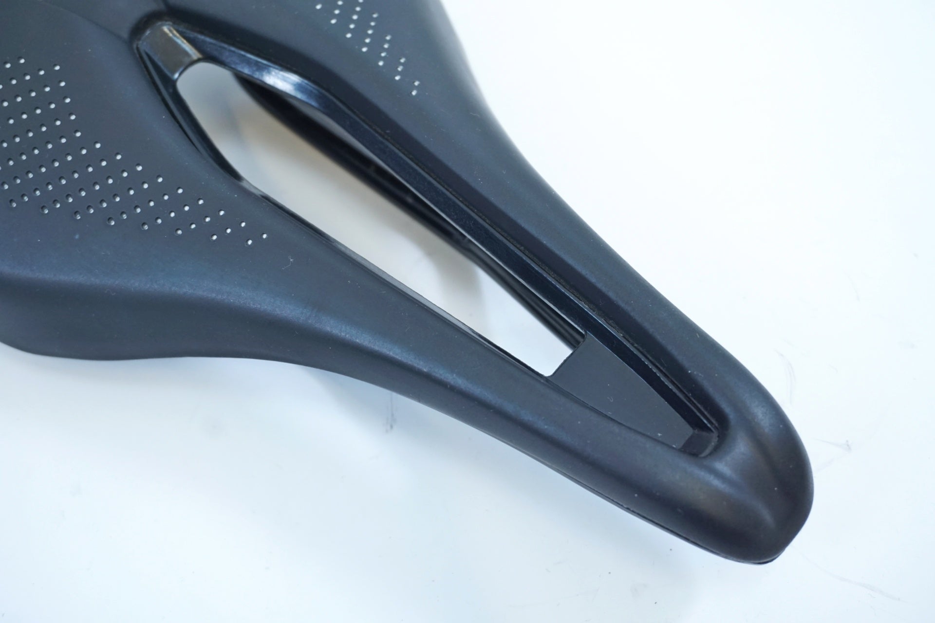 TNI 「ティーエヌアイ」 COMFORT FLY サドル / 有明ガーデン店