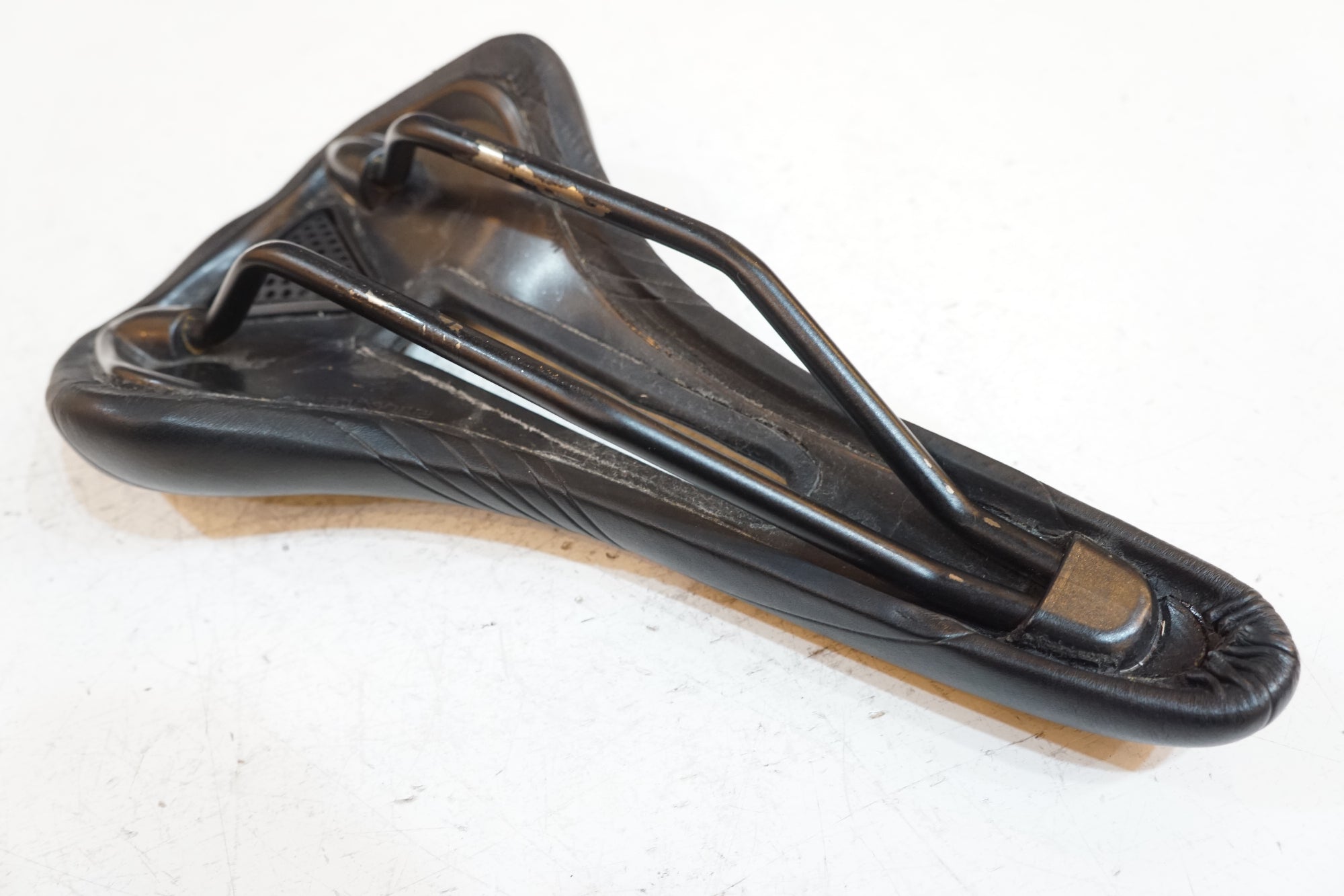 ASTUTE 「アスチュート」 SUN VT サドル / バイチャリ浦和ベース