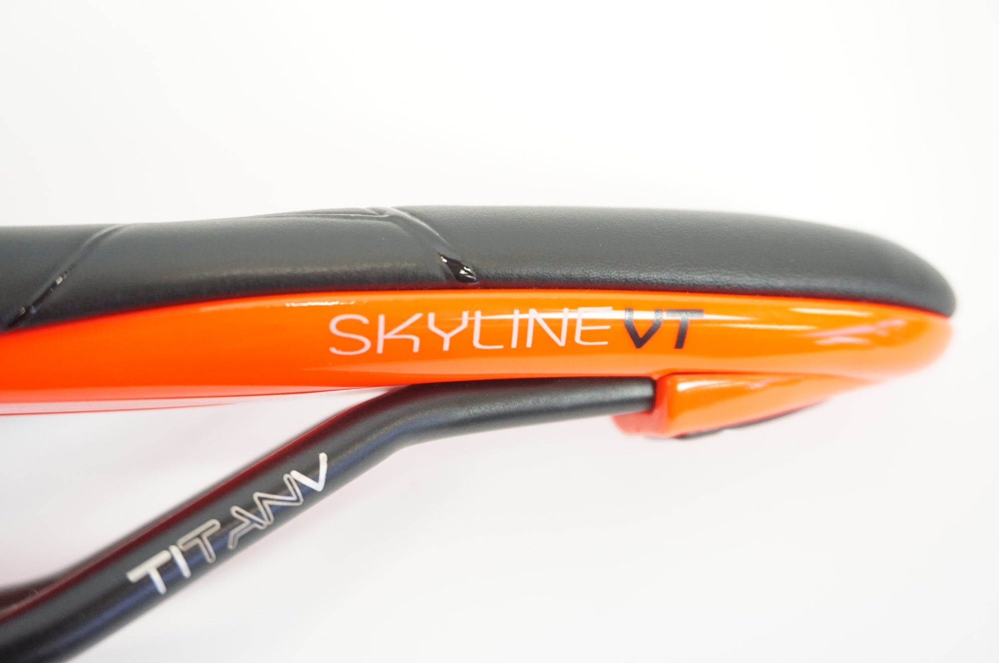 ASTVTE 「アスチュート」 SKYLINE VT サドル / 宇都宮店