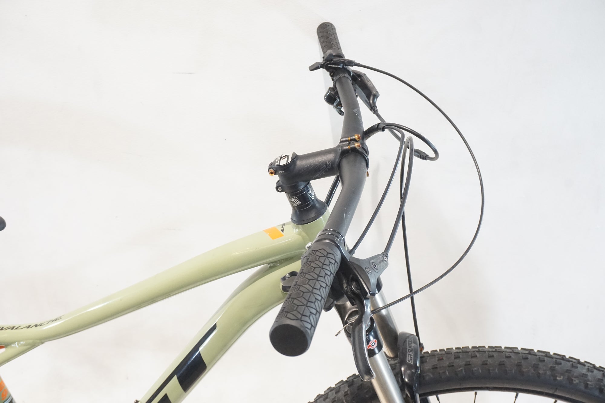 GT 「ジーティー」 AVALANCHE ELITE 2022年モデル マウンテンバイク / 横浜戸塚店