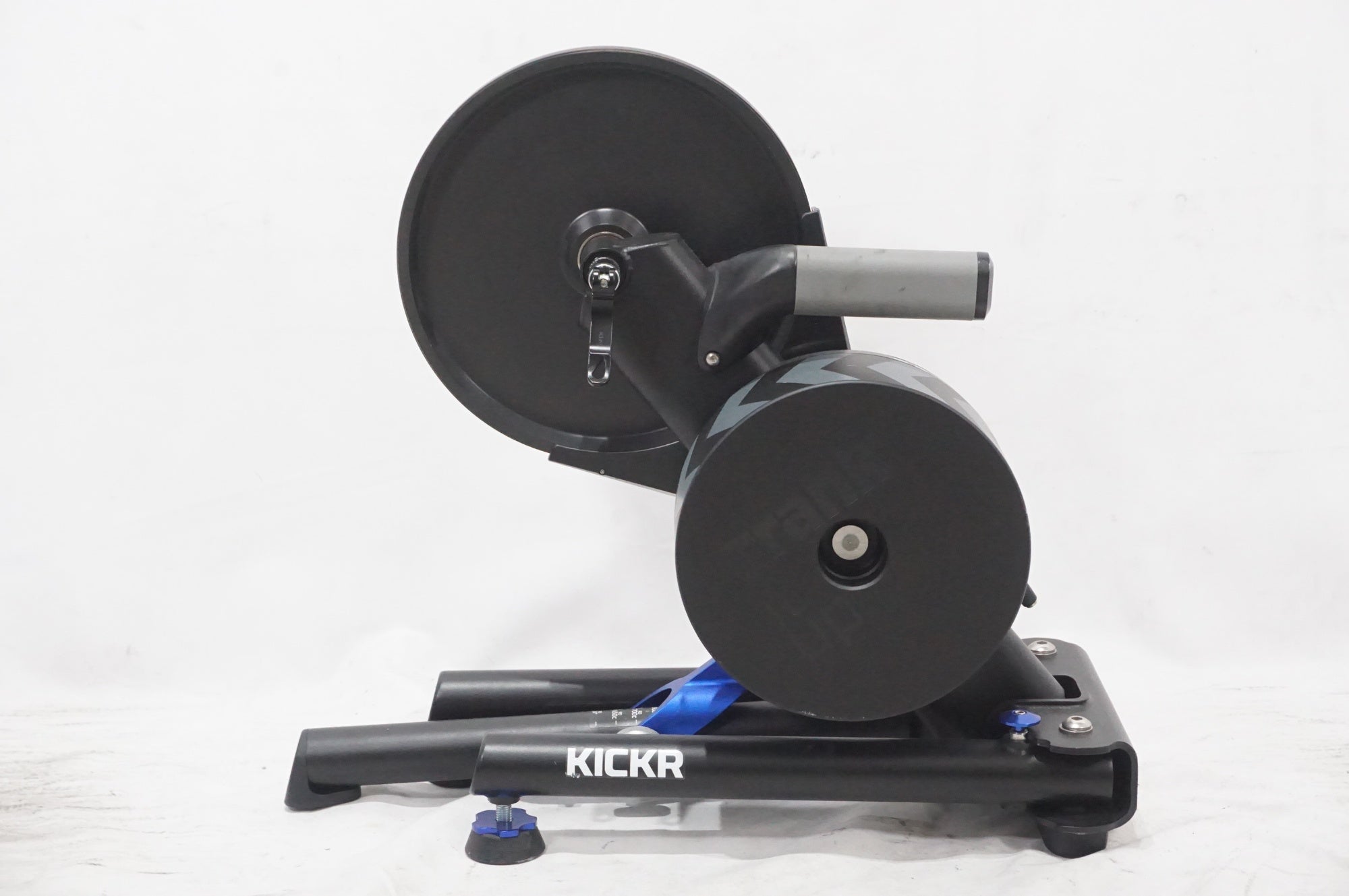WAHOO 「ワフー」 KICKR V4 WF113 スマートトレーナー / AKIBA店