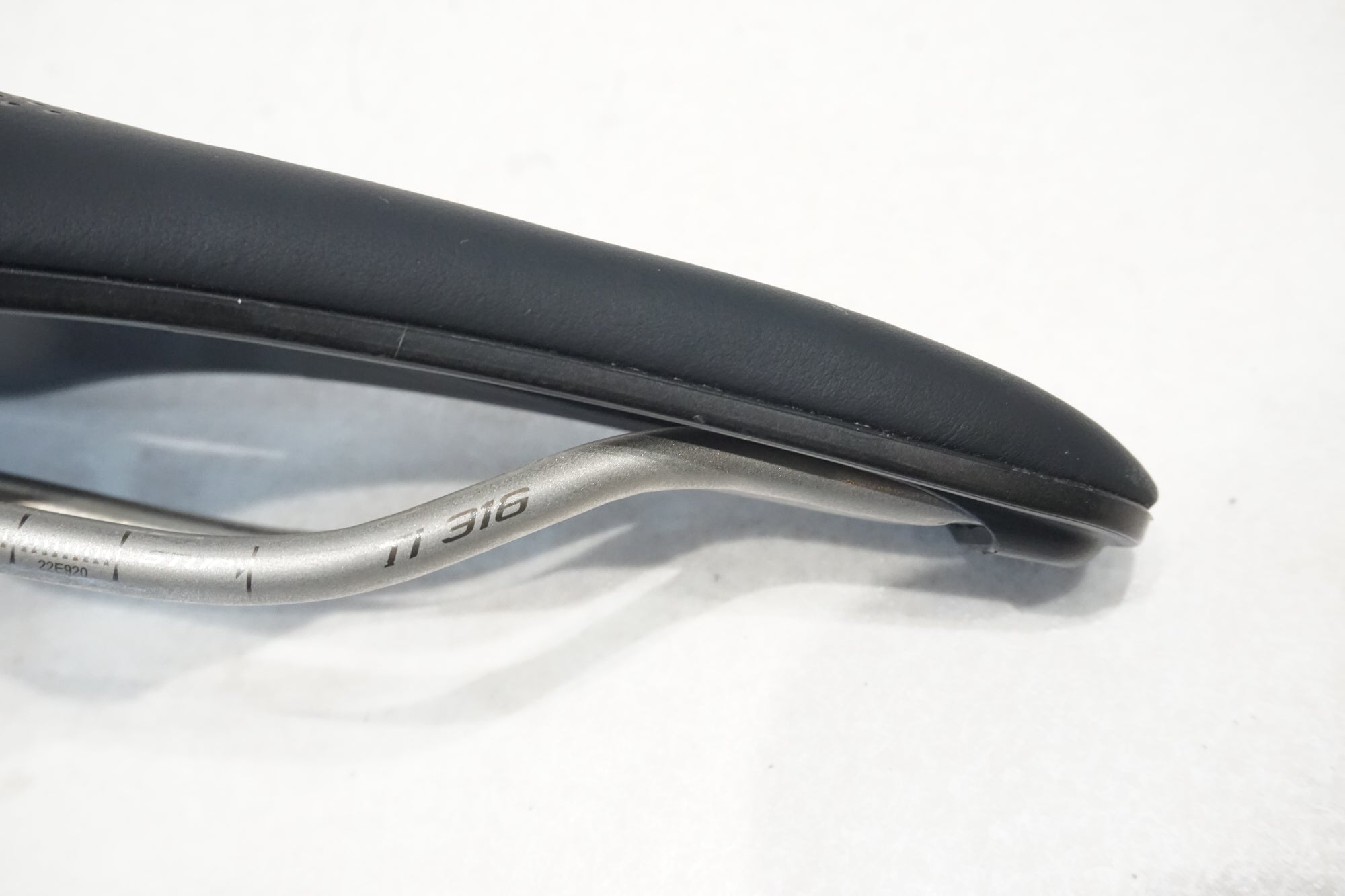 SELLE ITALIA 「セライタリア」 SLR BOOST チタンレール サドル / 横浜