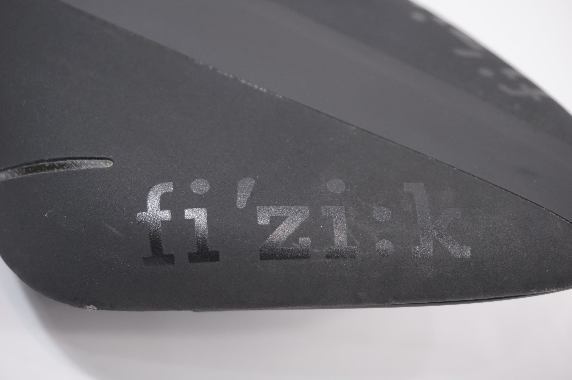 FIZIK 「フィジーク」 ARIONE R1 カーボン サドル / 世田谷店