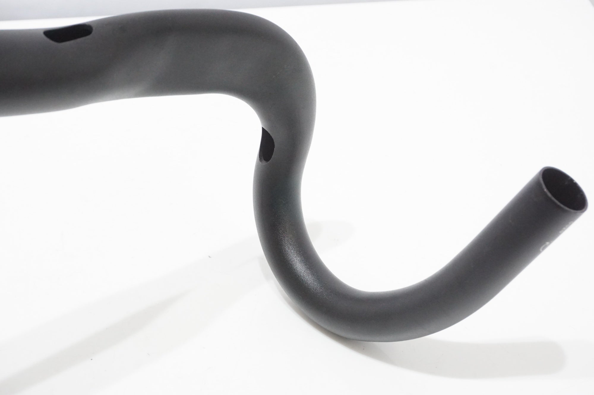 BONTRAGER 「ボントレガー」 ELITE AERO VR-CF φ31.8 40cm ハンドル / AKIBA店