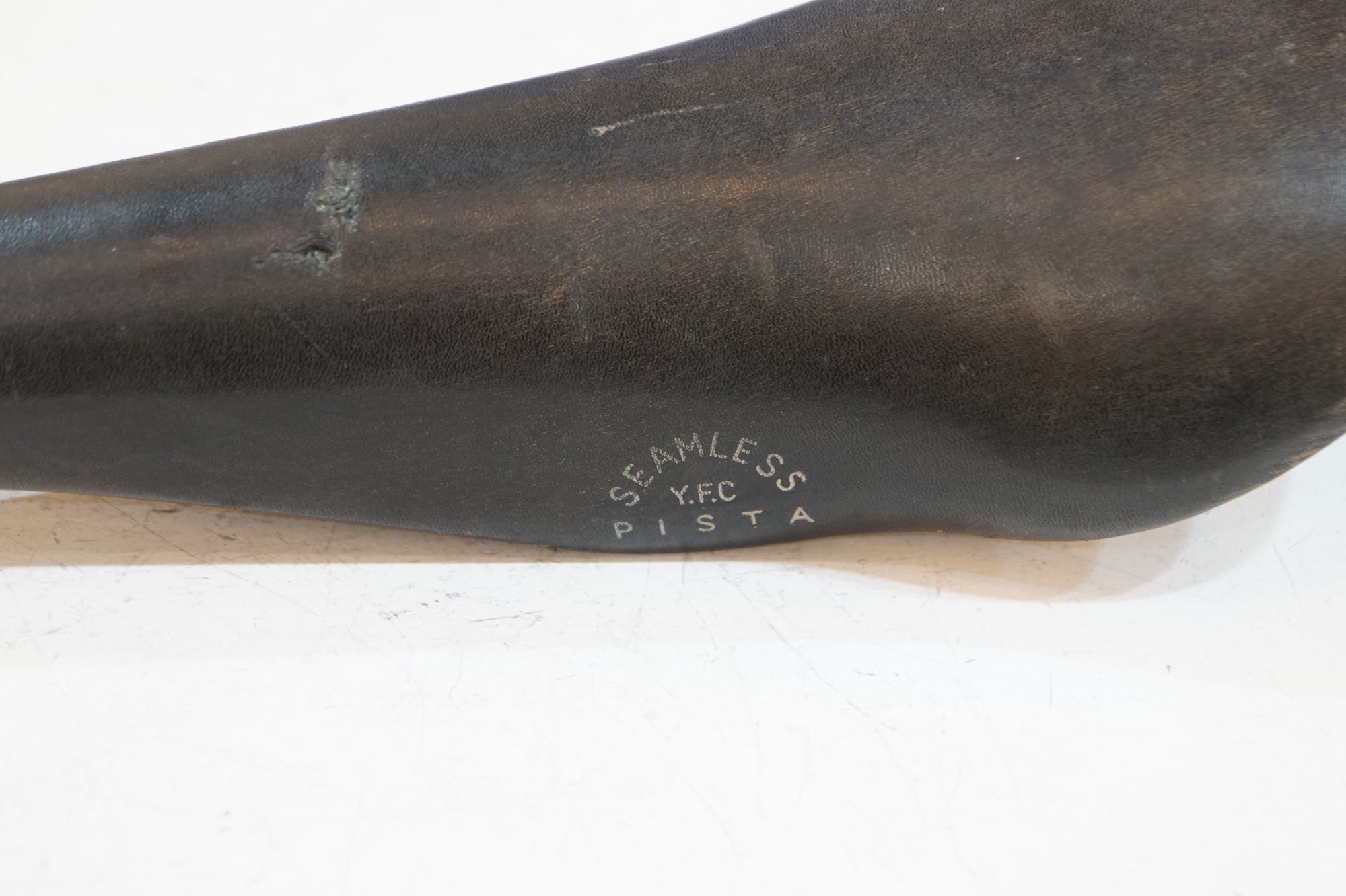 FUJITA 「フジタ」 SEAMLESS サドル / バイチャリ浦和ベース