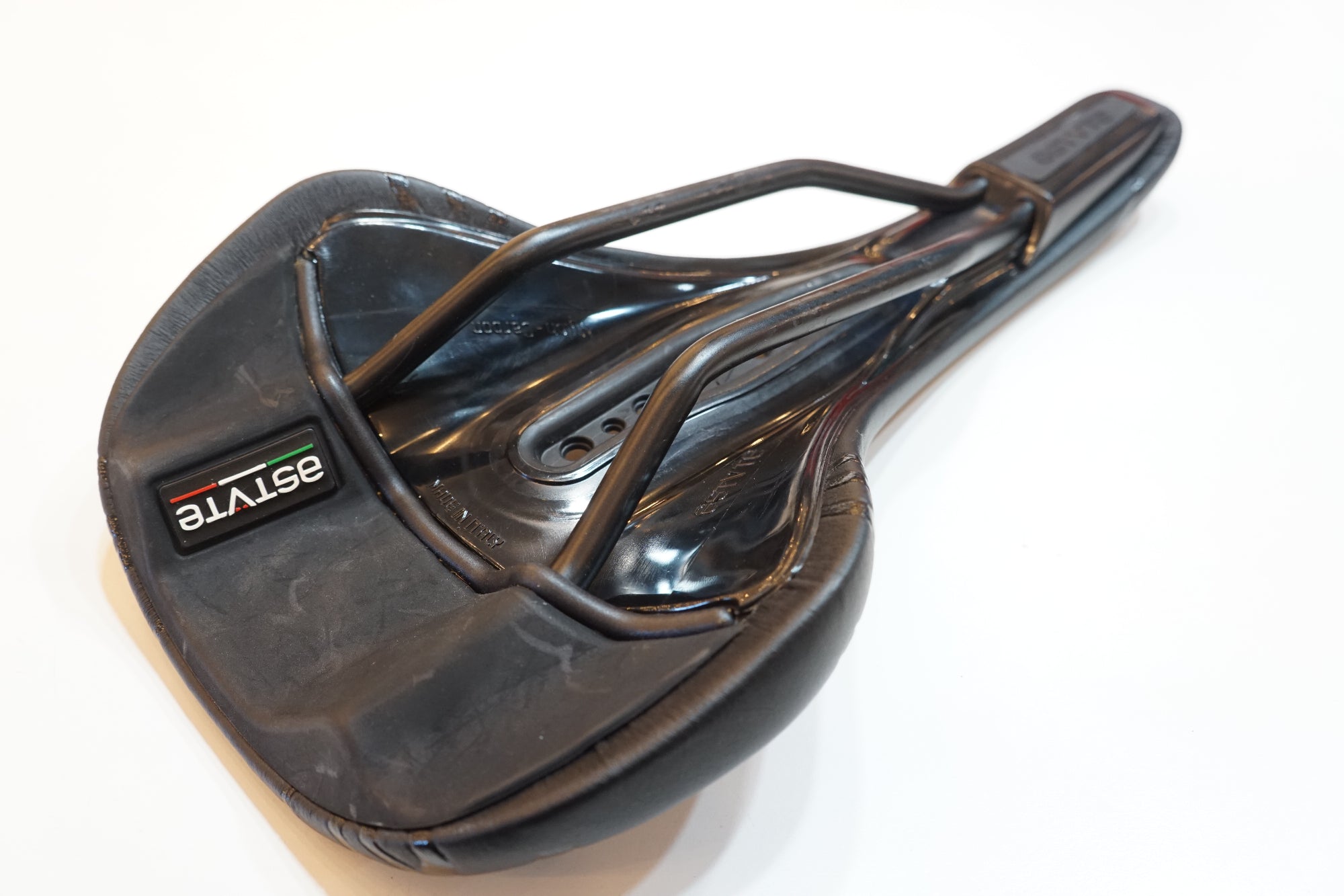 ASTVTE 「アスチュート」 STAR LINE VT サドル / バイチャリ浦和ベース