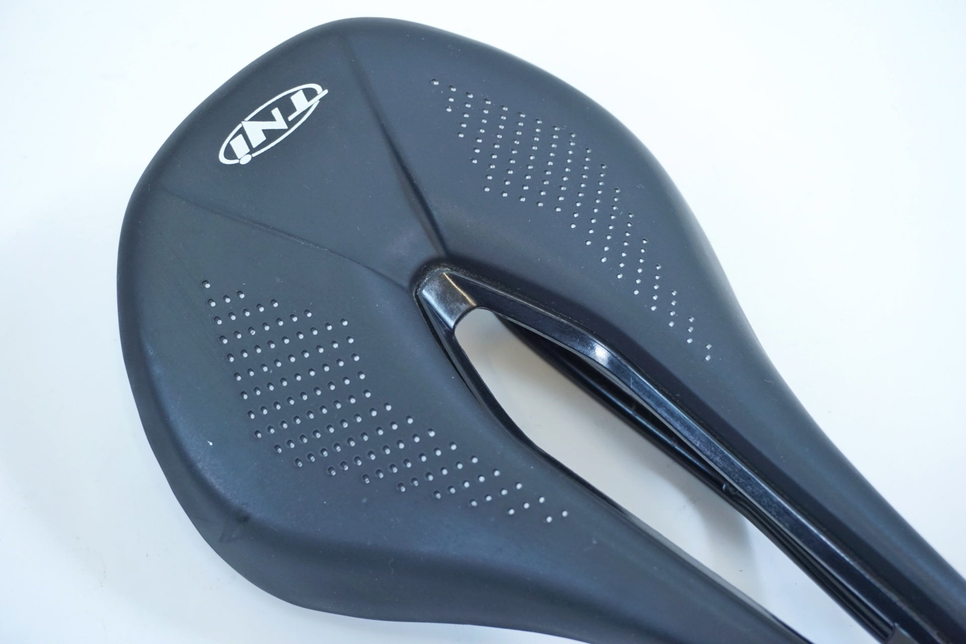 TNI 「ティーエヌアイ」 COMFORT FLY サドル / 有明ガーデン店